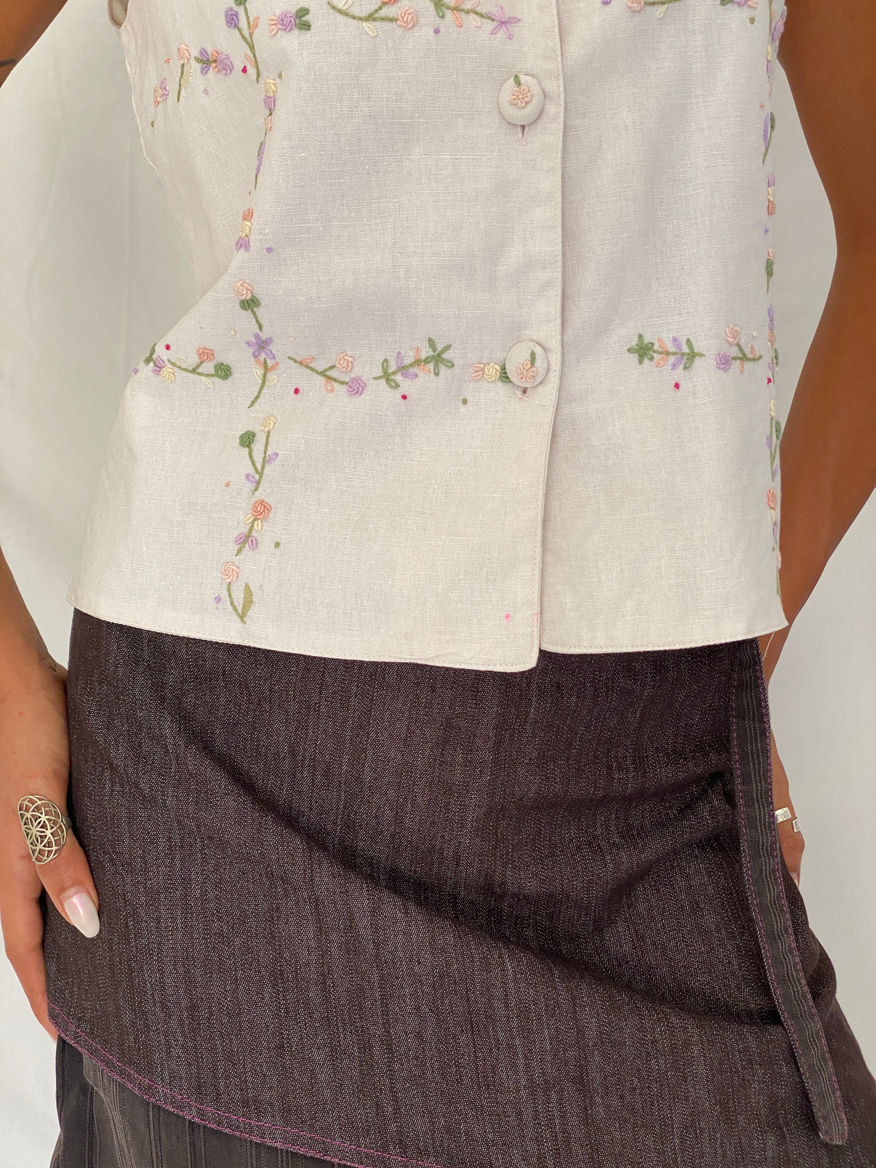 Vintage 90s Eagle’s Eye Ivory Linen Cotton Floral Embroidered Vest – S