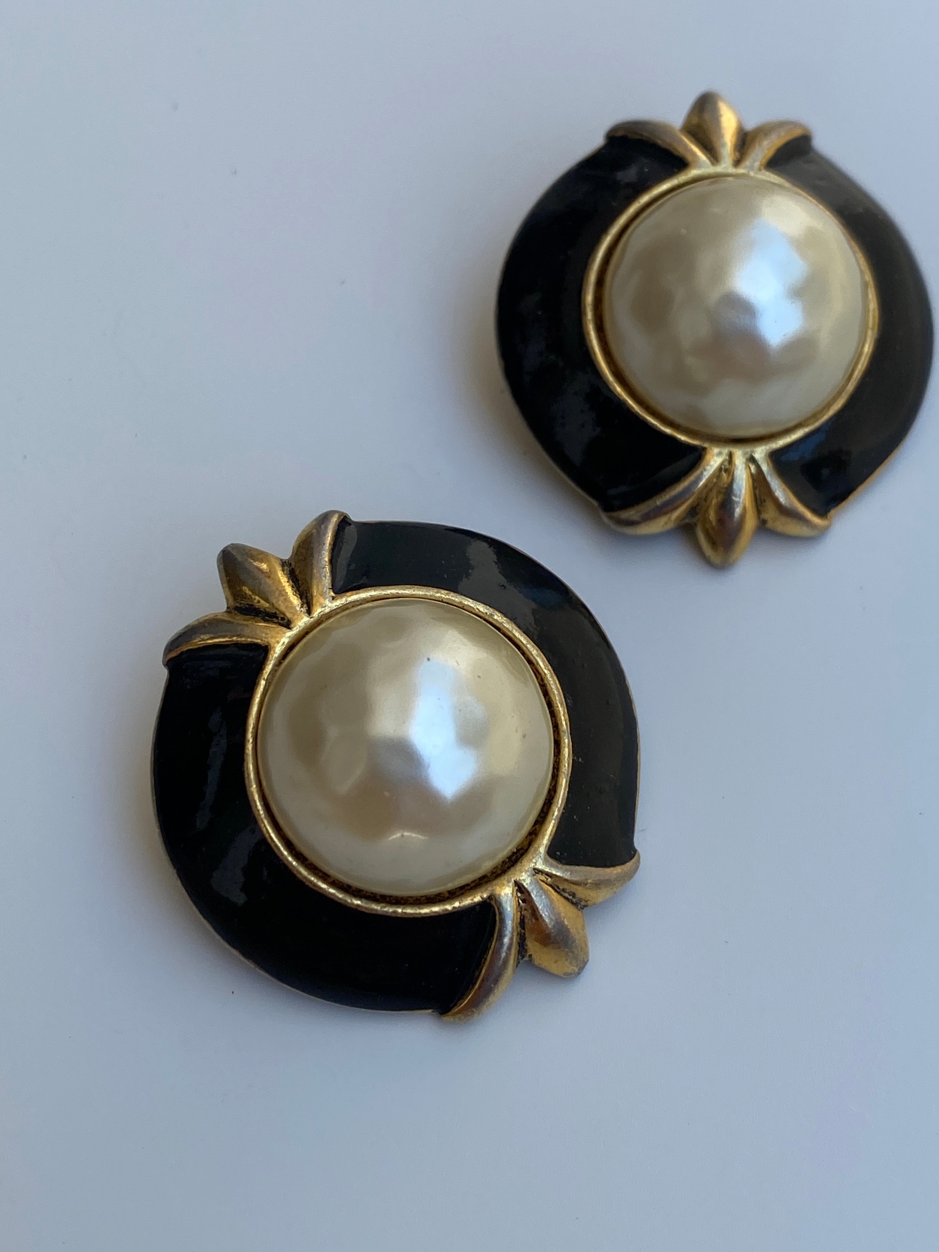 Vintage 1980s Black Enamel & Faux Pearl Clip-On Earrings