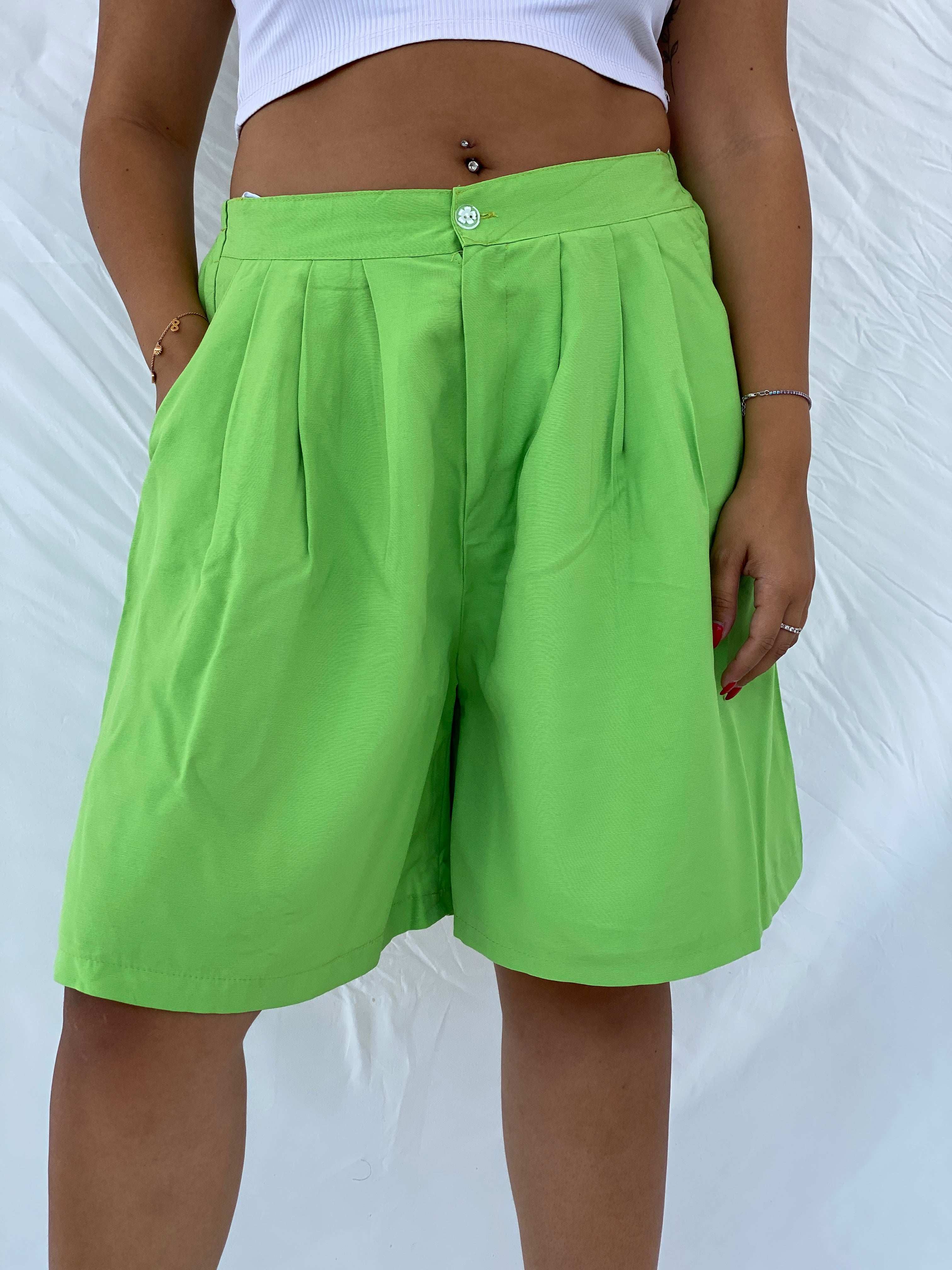 Vintage Gorgeous Summery Green Shorts - Size M/L - Balagan Vintage Shorts 00s, 90s, Bermuda Shorts, Dina, NEW IN, shorts