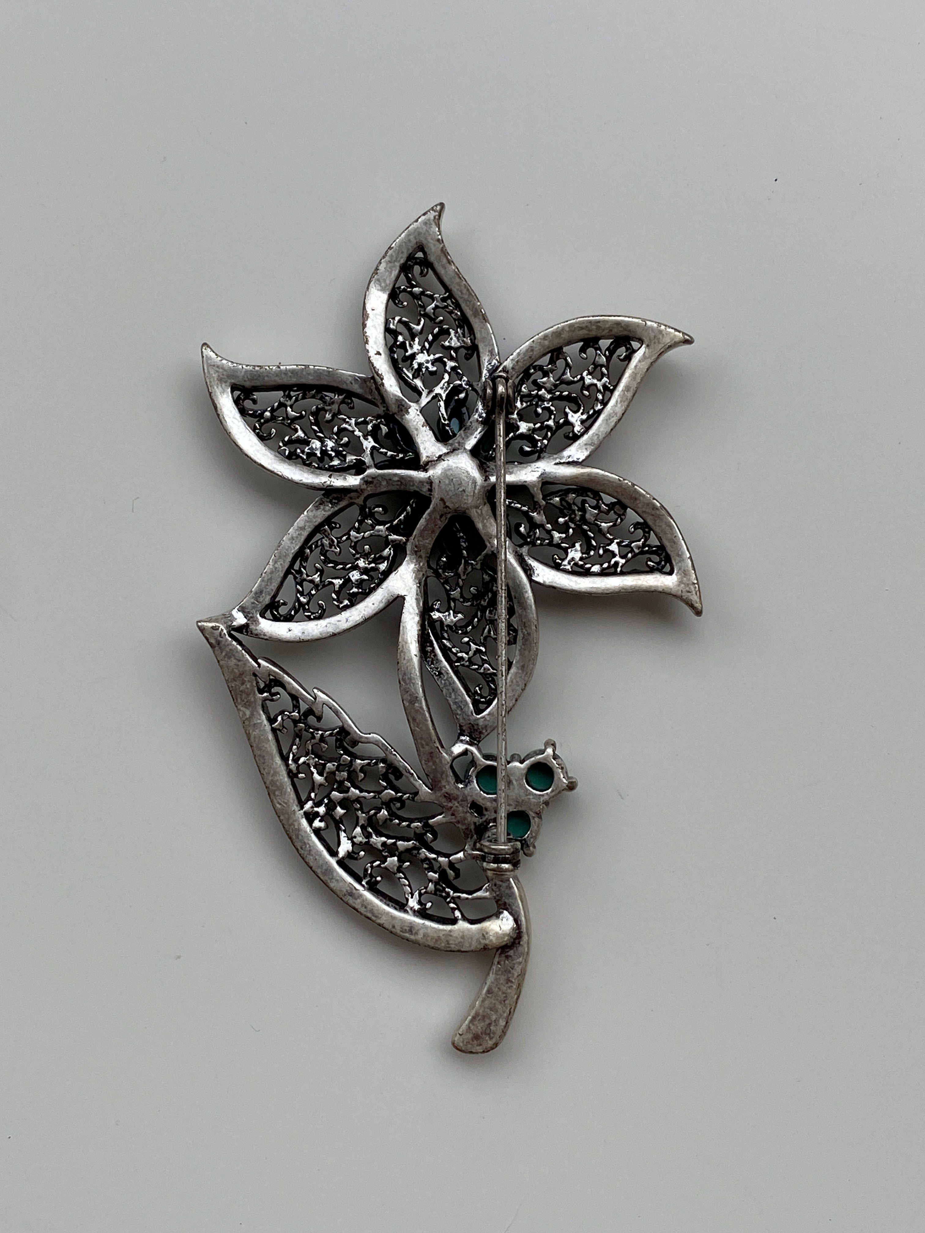 Vintage Silver Tone Filigree Flower Brooch with Green Stones – Ornate Floral Statement Pin