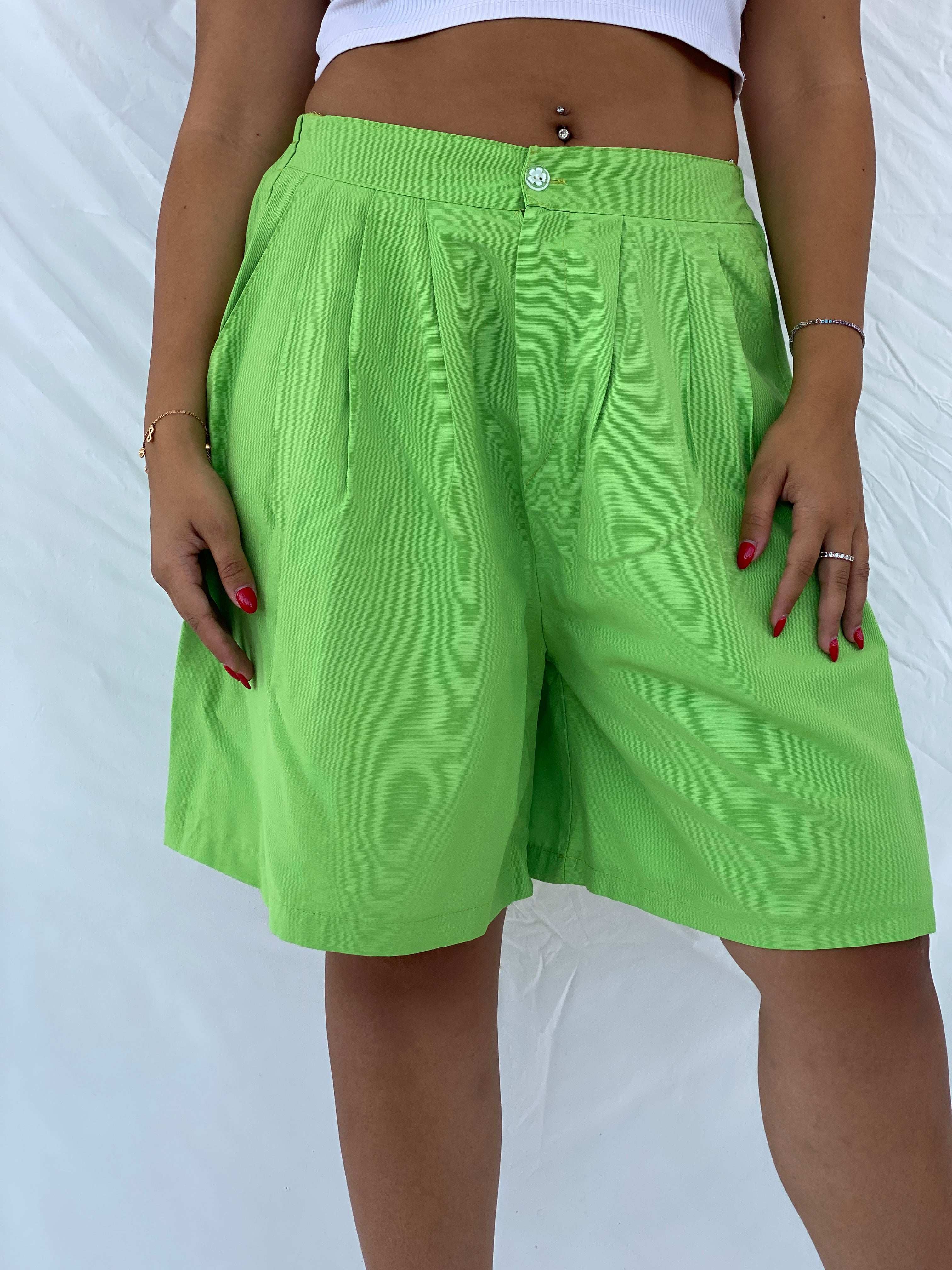 Vintage Gorgeous Summery Green Shorts - Size M/L - Balagan Vintage Shorts 00s, 90s, Bermuda Shorts, Dina, NEW IN, shorts