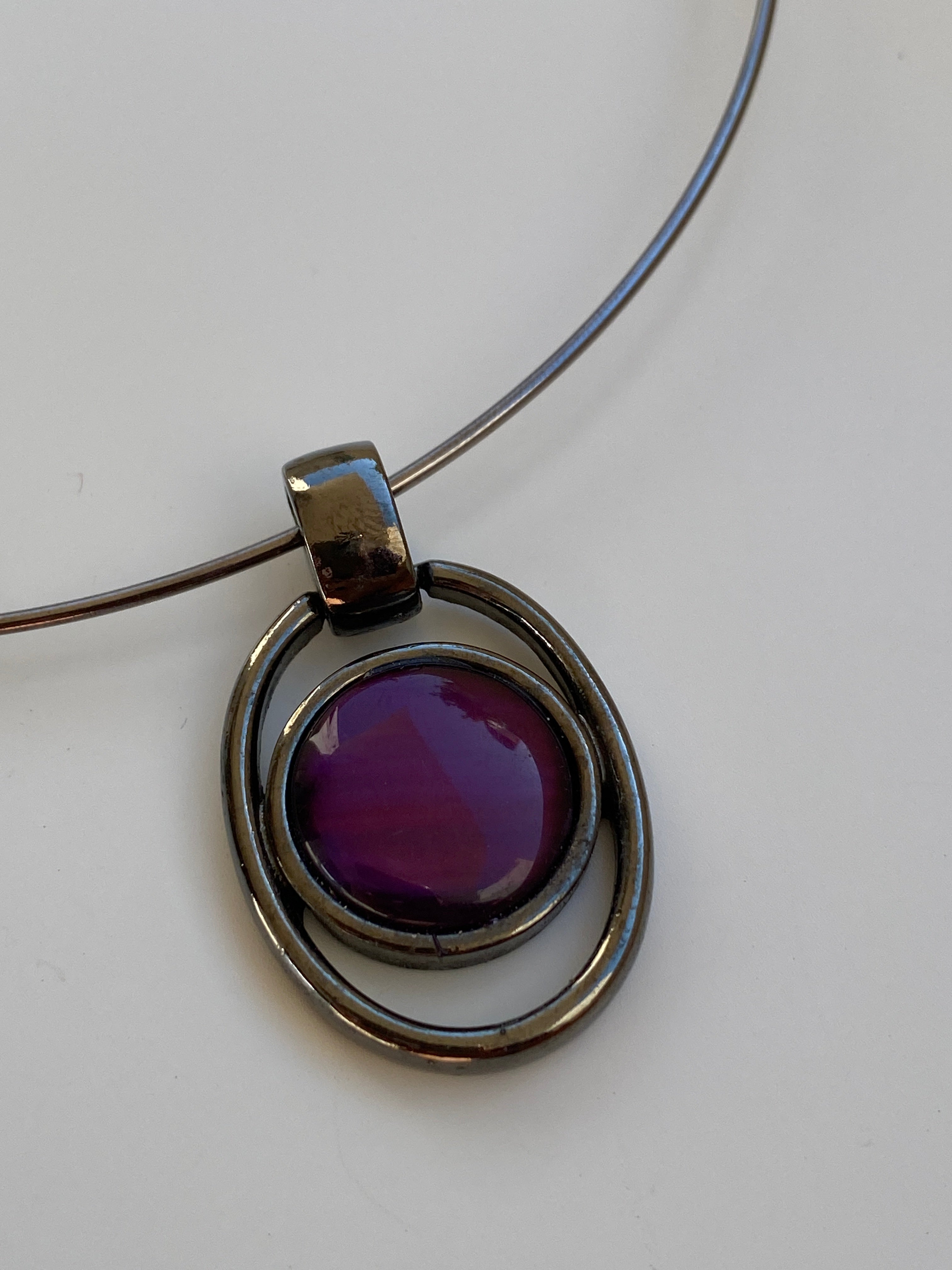 Vintage Y2K Silver-Tone Purple Cabochon Wire Collar Pendant Necklace