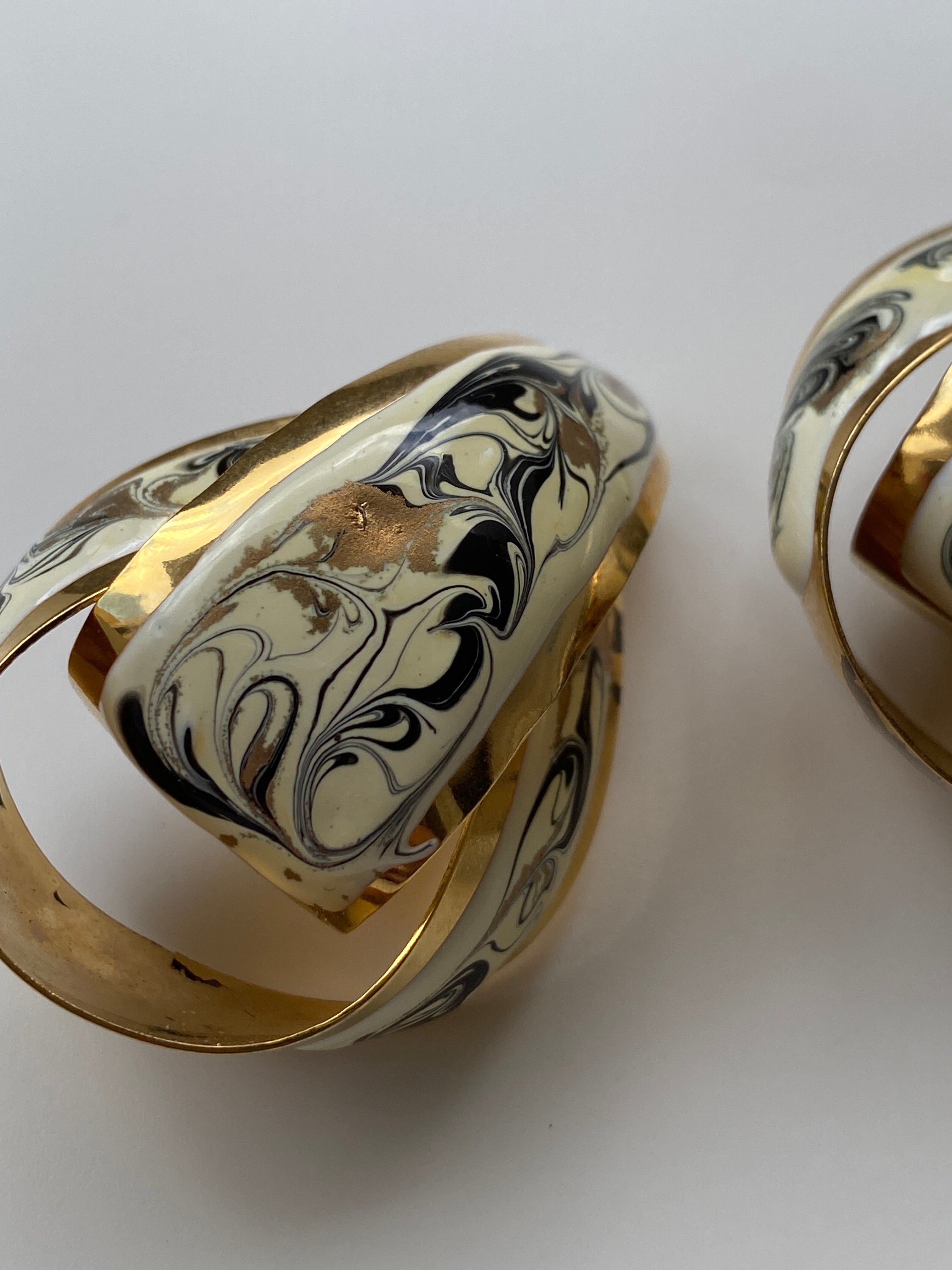 Vintage 80s Cream Marbled Twisted Knot Stud Earrings in Gold Tone