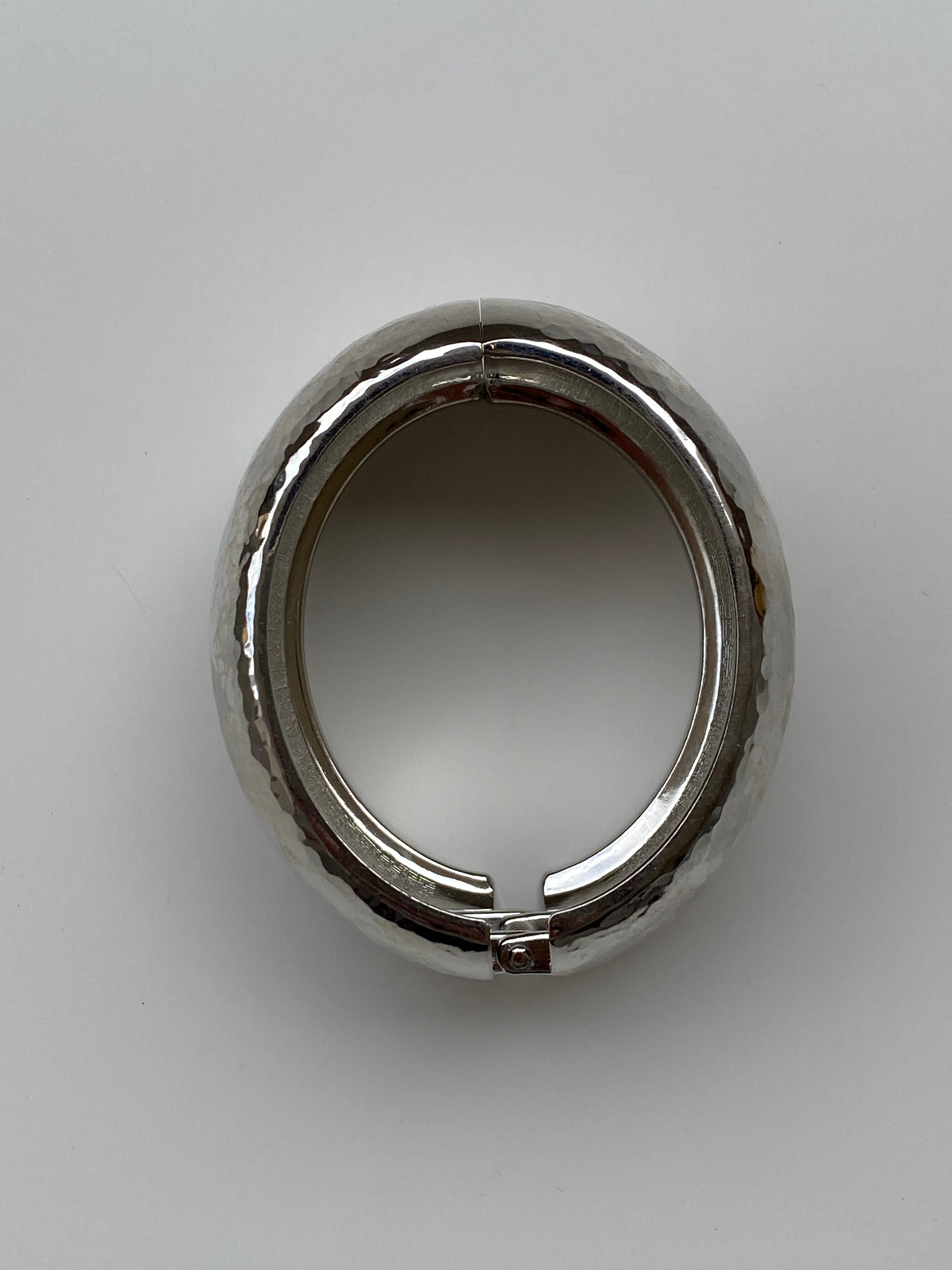 Vintage Silver-Tone Hammered Hinged Bangle Bracelet – Sculptural Minimalist Cuff