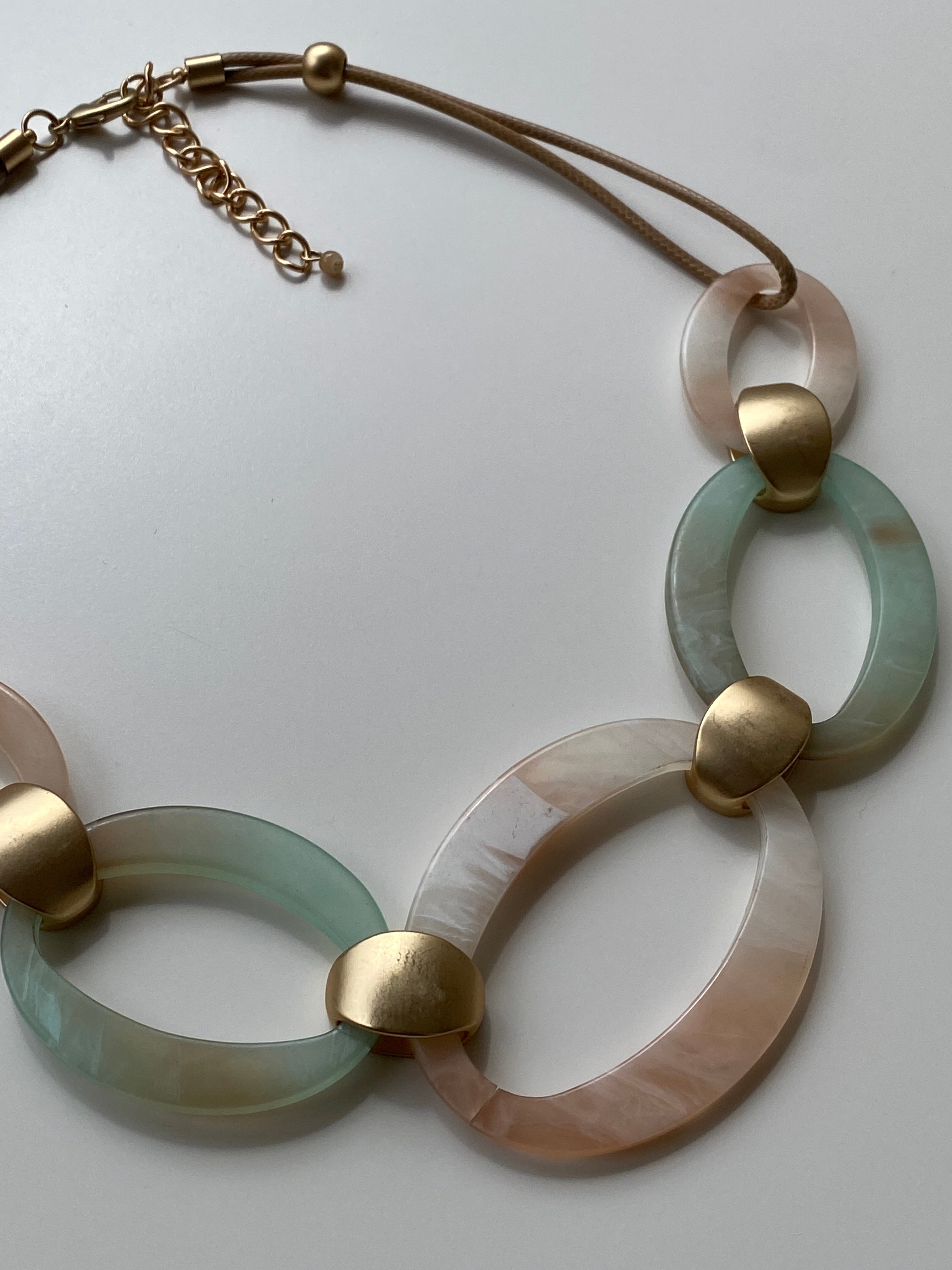 Vintage Y2K Mint & Blush Marbled Resin Oval Link Statement Necklace with Matte Gold Hardware