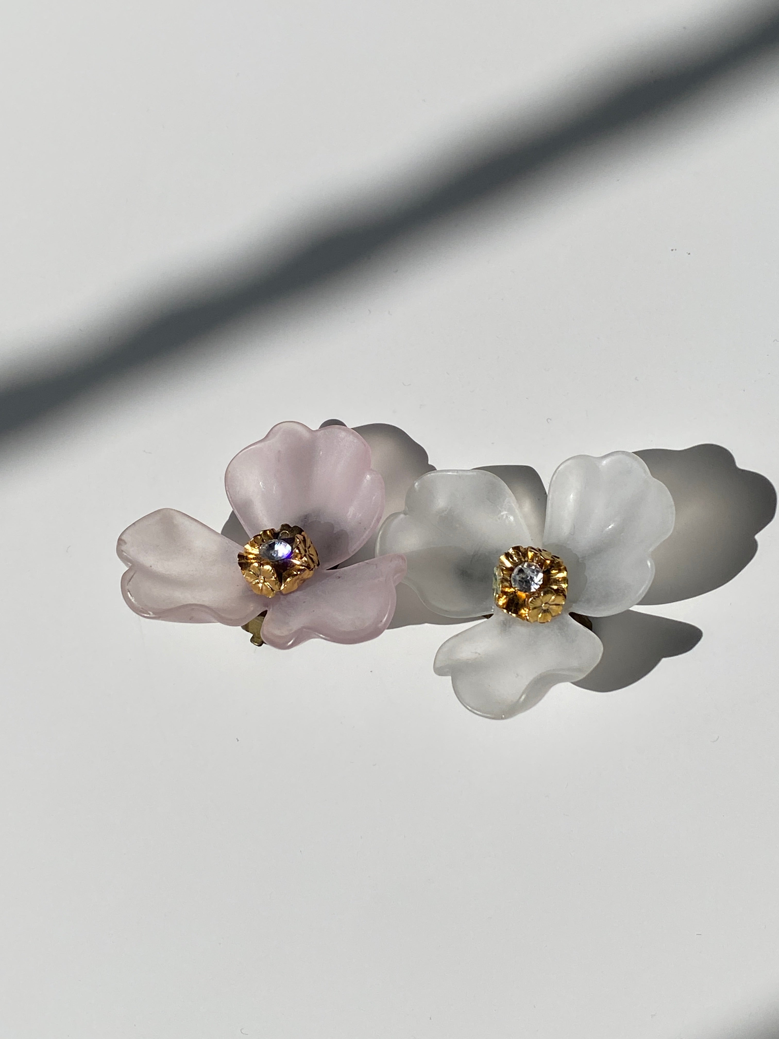 Vintage 90s Two-Tone Frosted Flower Clip-On Earrings – Pink & White Lucite Floral Statement