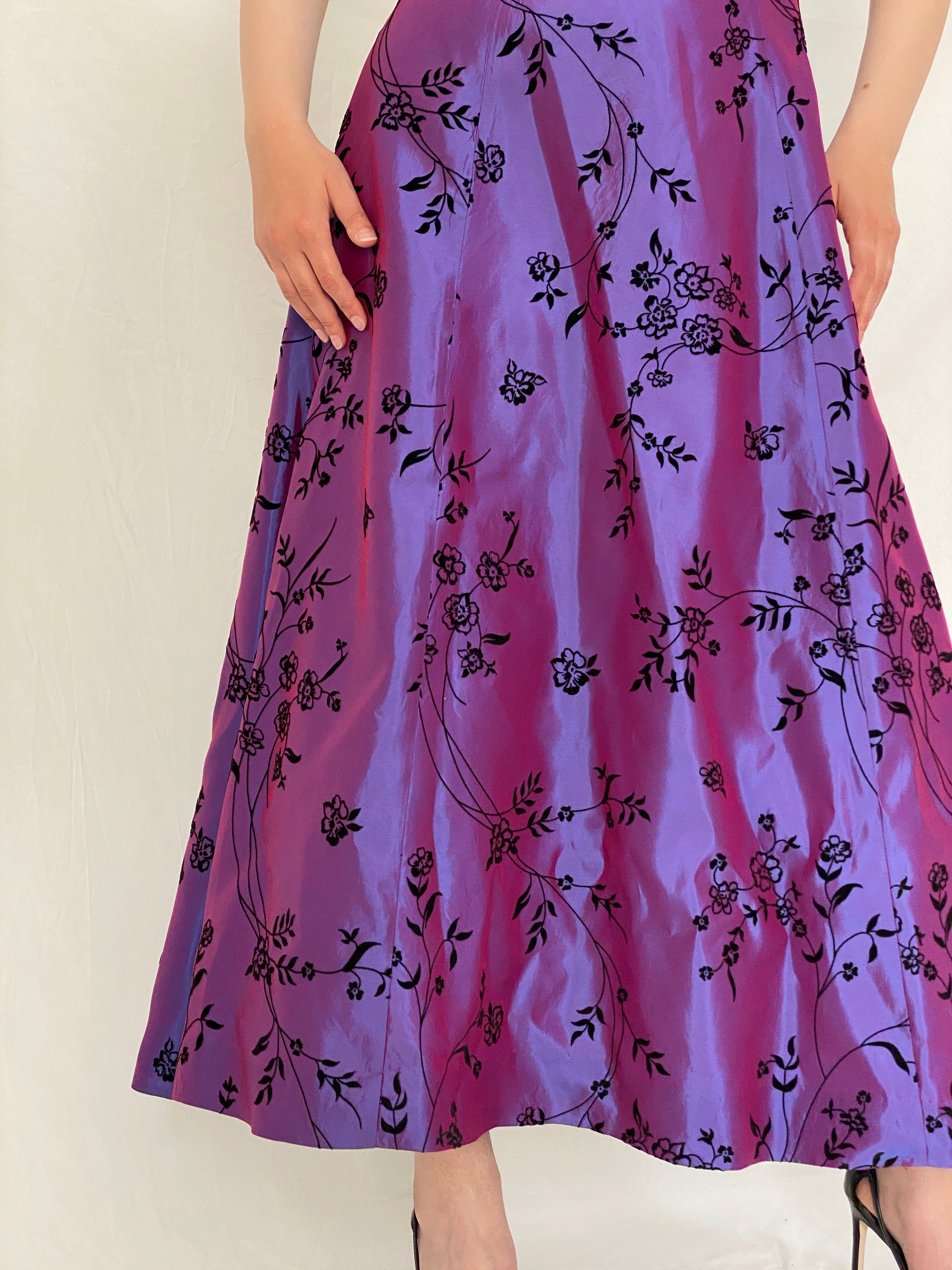 Y2K Murek Fashion Purple Satin Velvet Floral Detailing Maxi Prom Dress – M