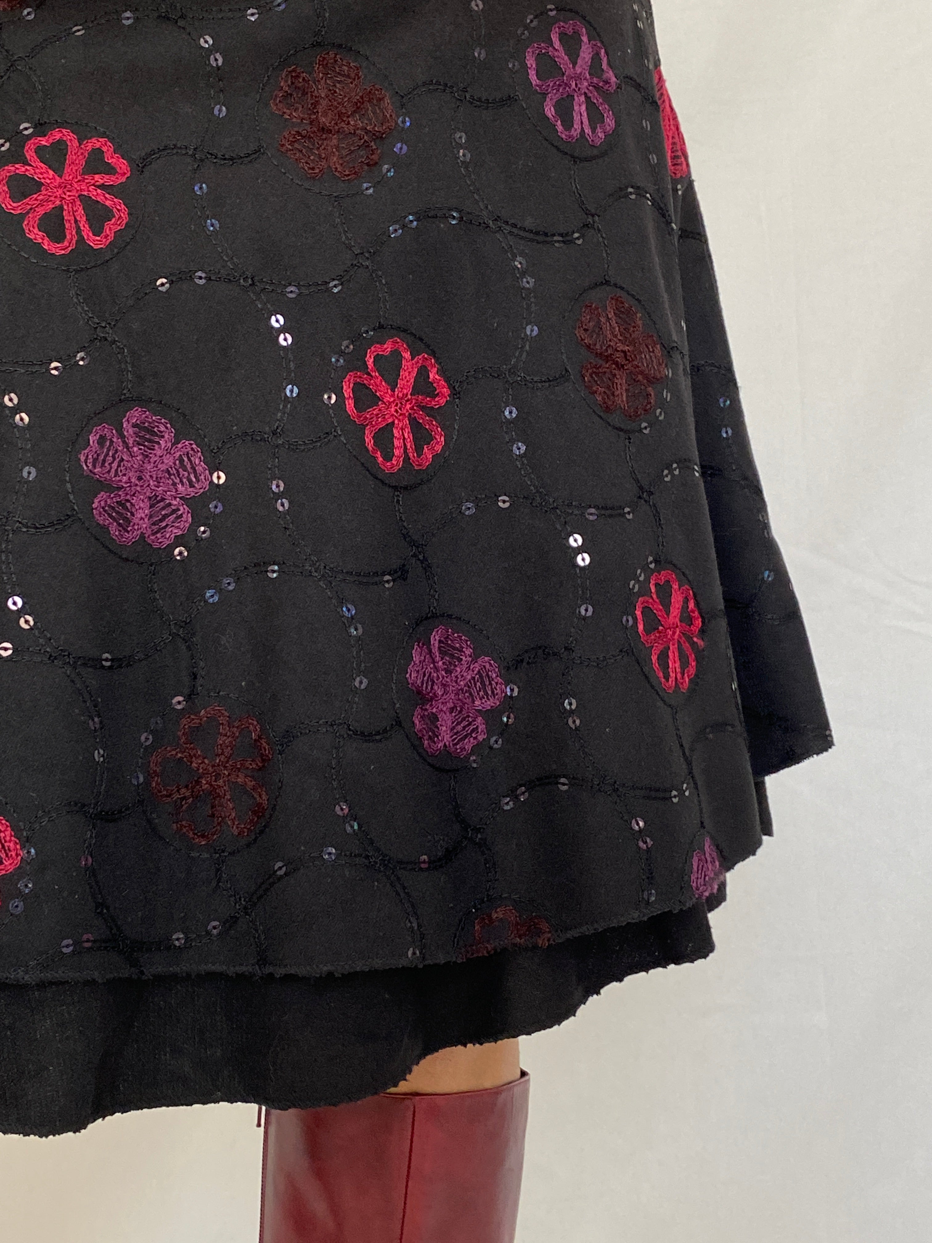 Vintage Black Embroidered Layered Short Skirt with Floral Sequin Detail – L