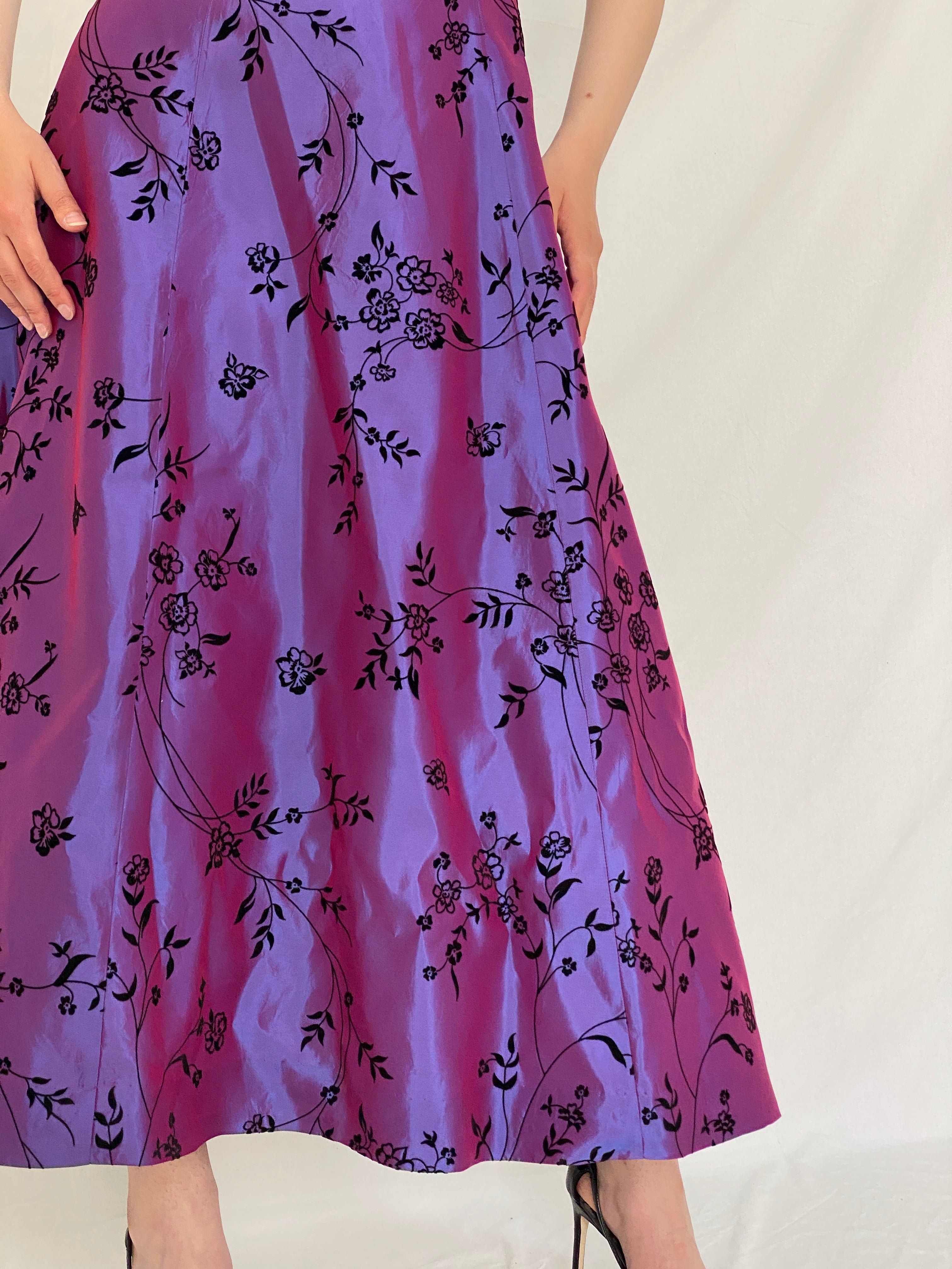 Y2K Murek Fashion Purple Satin Velvet Floral Detailing Maxi Prom Dress – M