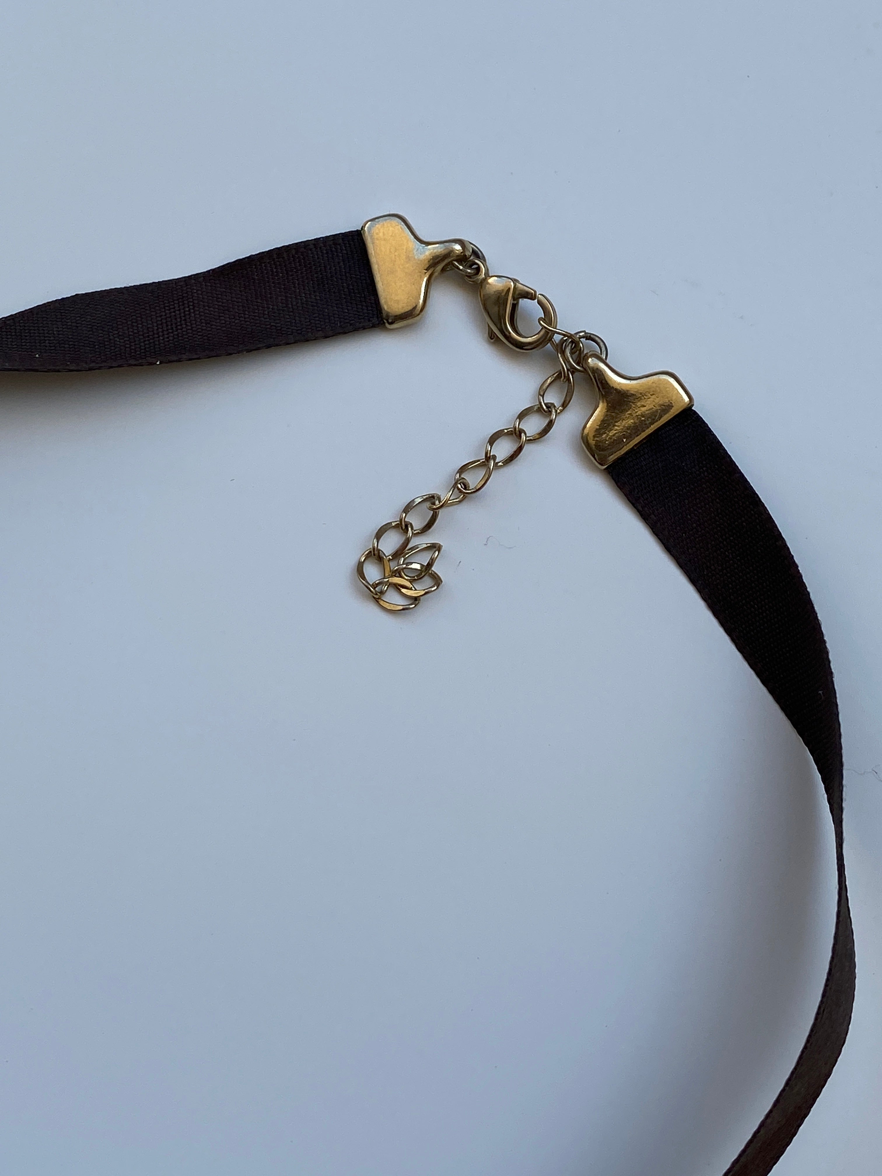 Vintage Y2K Brown Ribbon Choker with Amber Rhinestone Floral Pendant – Statement Necklace