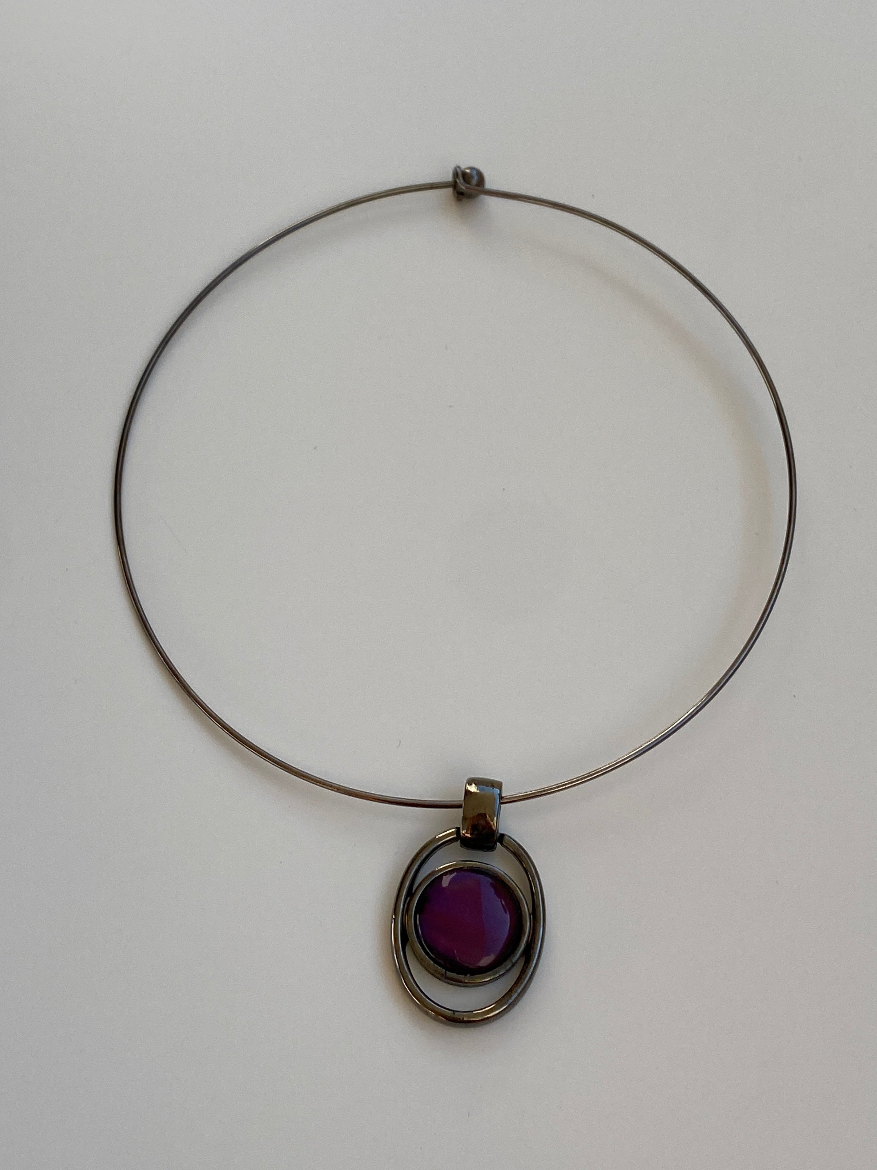 Vintage Y2K Silver-Tone Purple Cabochon Wire Collar Pendant Necklace