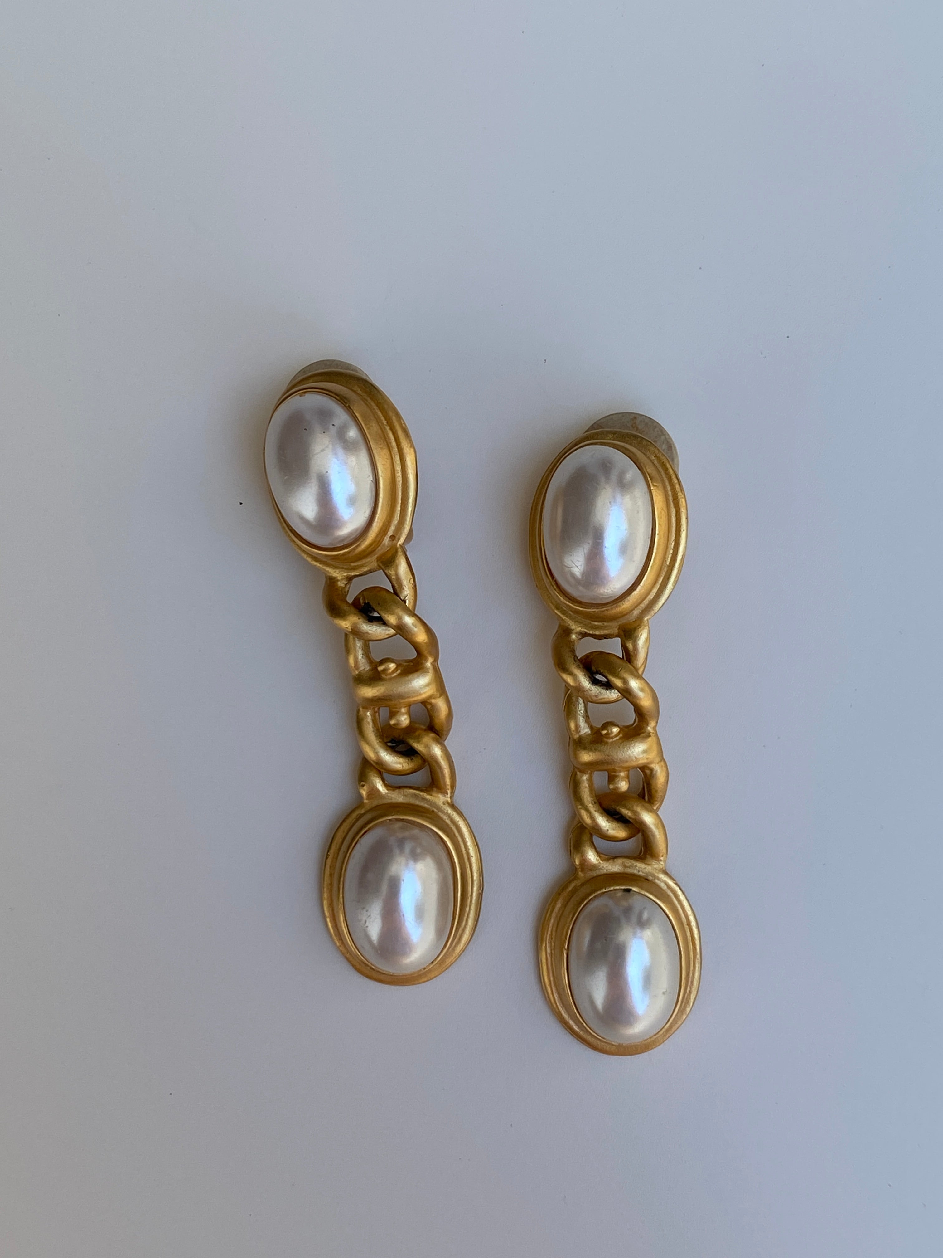 Vintage 1980s C Signed Gold-Tone Faux Pearl Chain Link Clip-On Drop Earrings