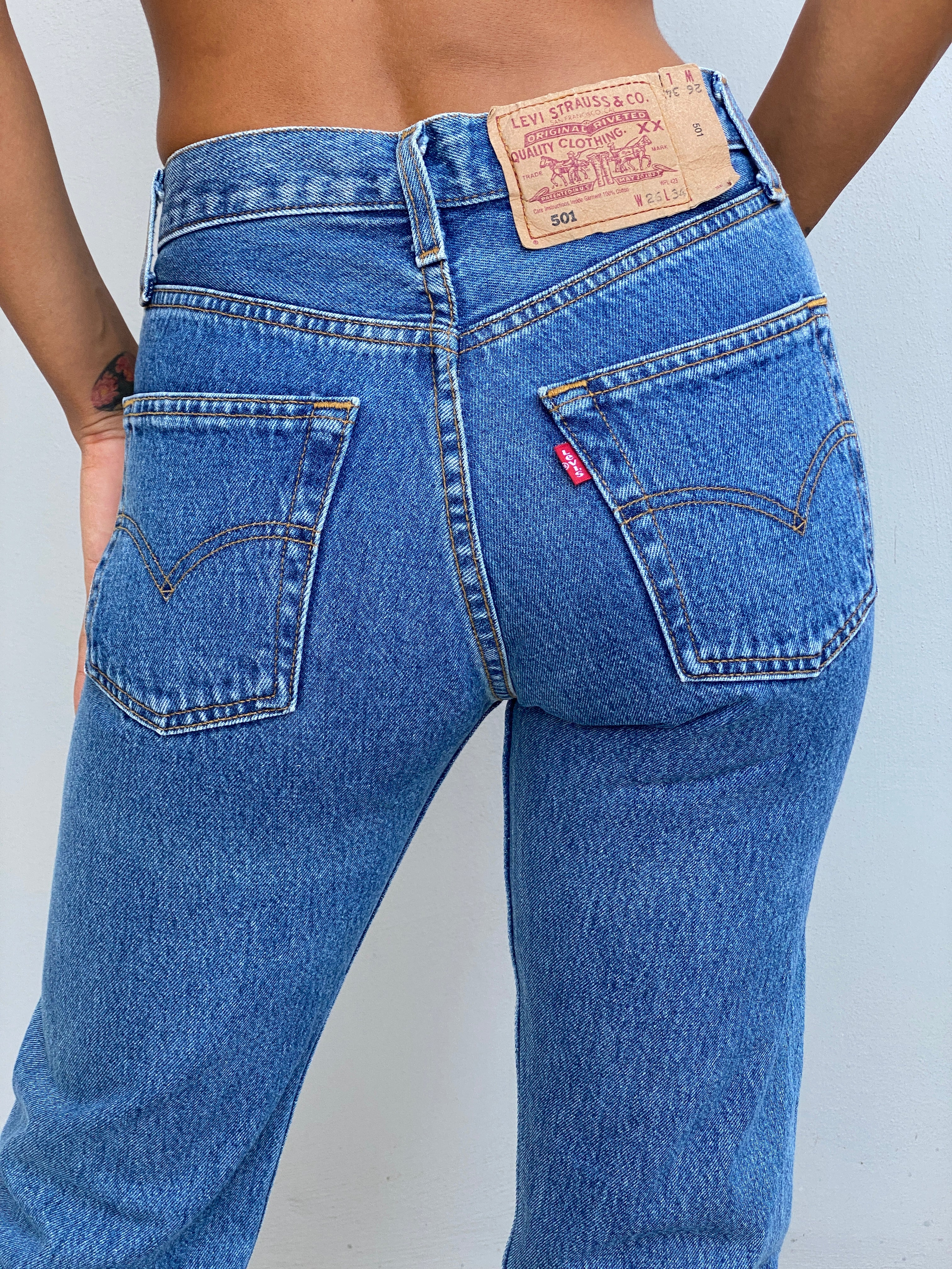 Vintage 90s Levi’s 501 Medium Wash Blue High-Rise Straight Leg Button Fly Jeans - 34EUR