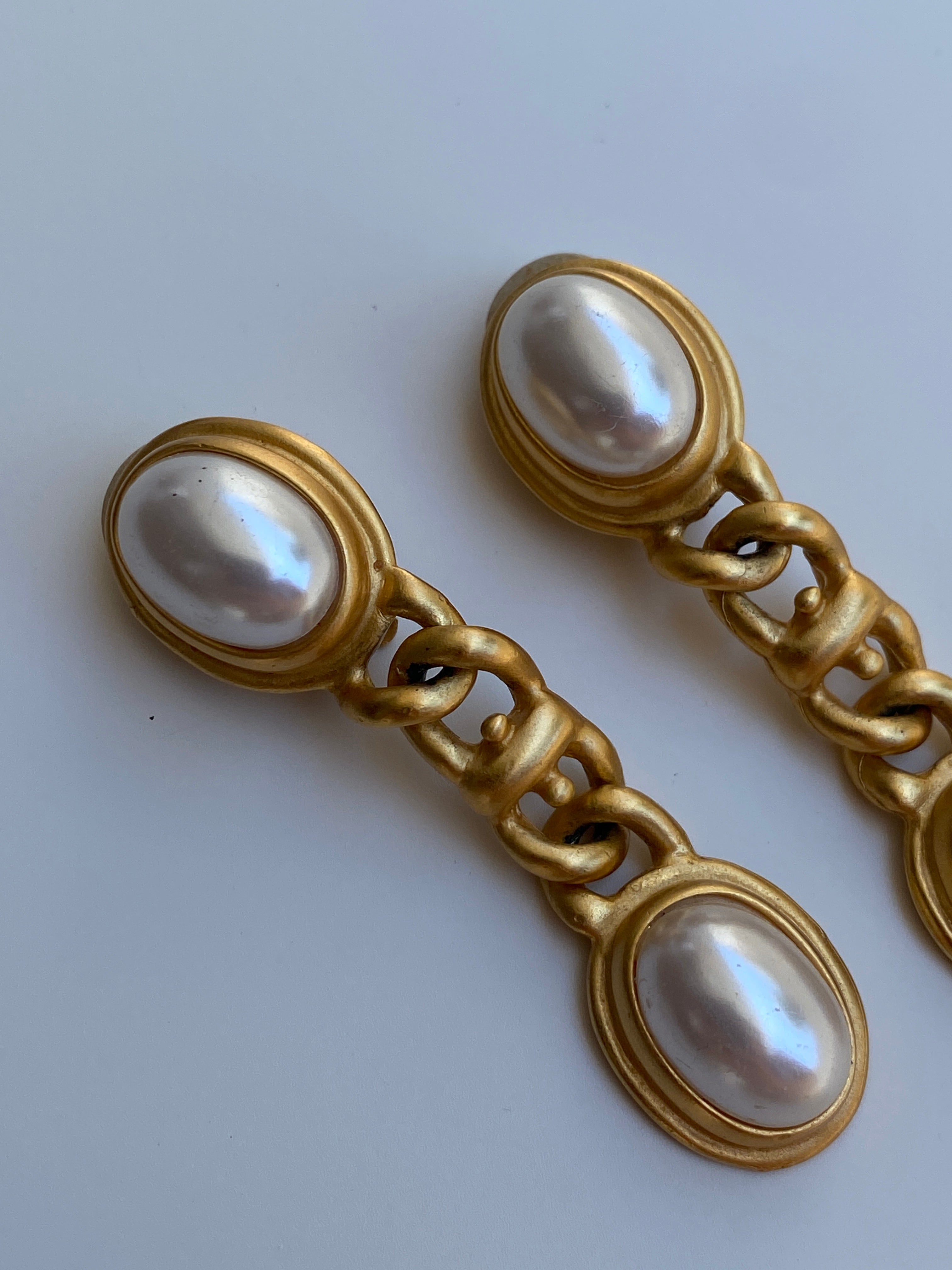 Vintage 1980s C Signed Gold-Tone Faux Pearl Chain Link Clip-On Drop Earrings