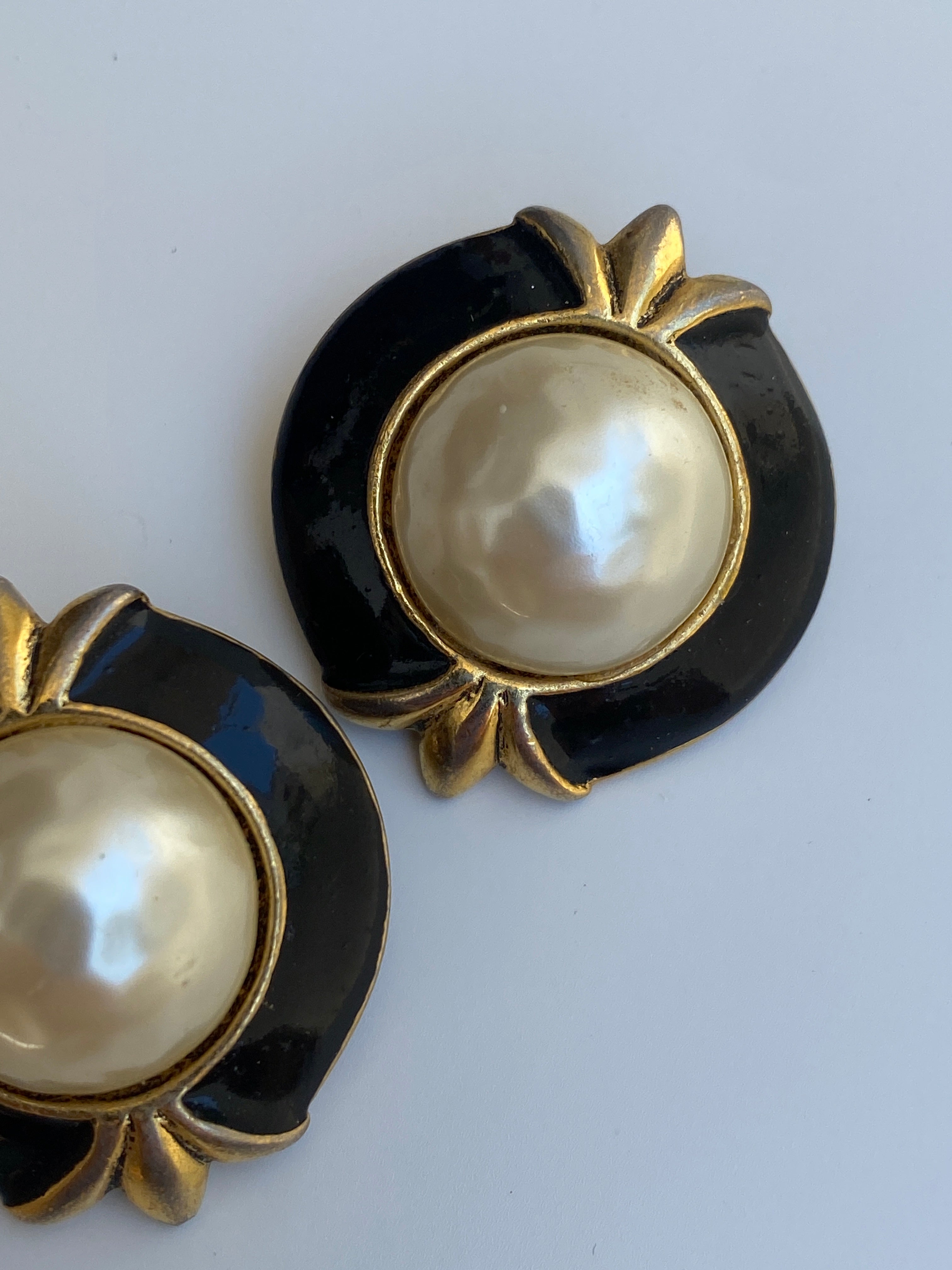 Vintage 1980s Black Enamel & Faux Pearl Clip-On Earrings
