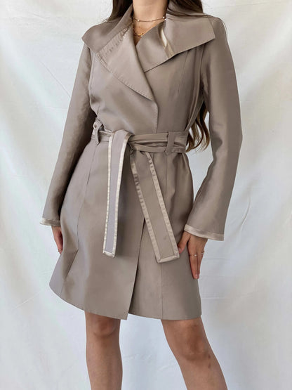 Elegant Amanda Wakeley Silk Trench Coat - M - Balagan Vintage Coat 00s, coat, consignment, Mira, rare find, rare vintage, Sadouf, silk, vintage coat, winter