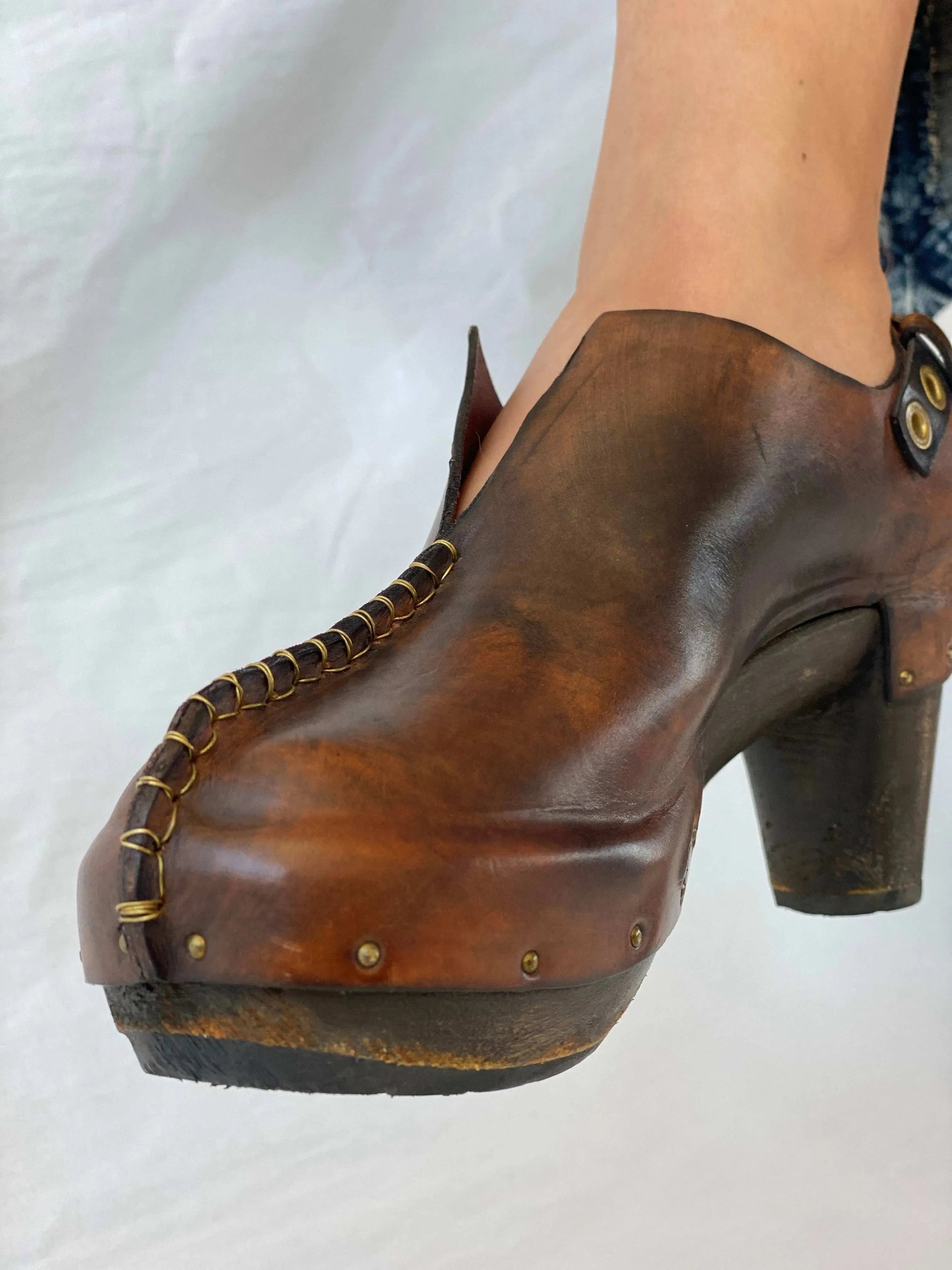 Statement Vintage Muňoz Vrandecic Mapuche Wood Platform Brown Leather Clogs - Balagan Vintage Sandals 00s, 90s, Boots, cowboy boots, Deals