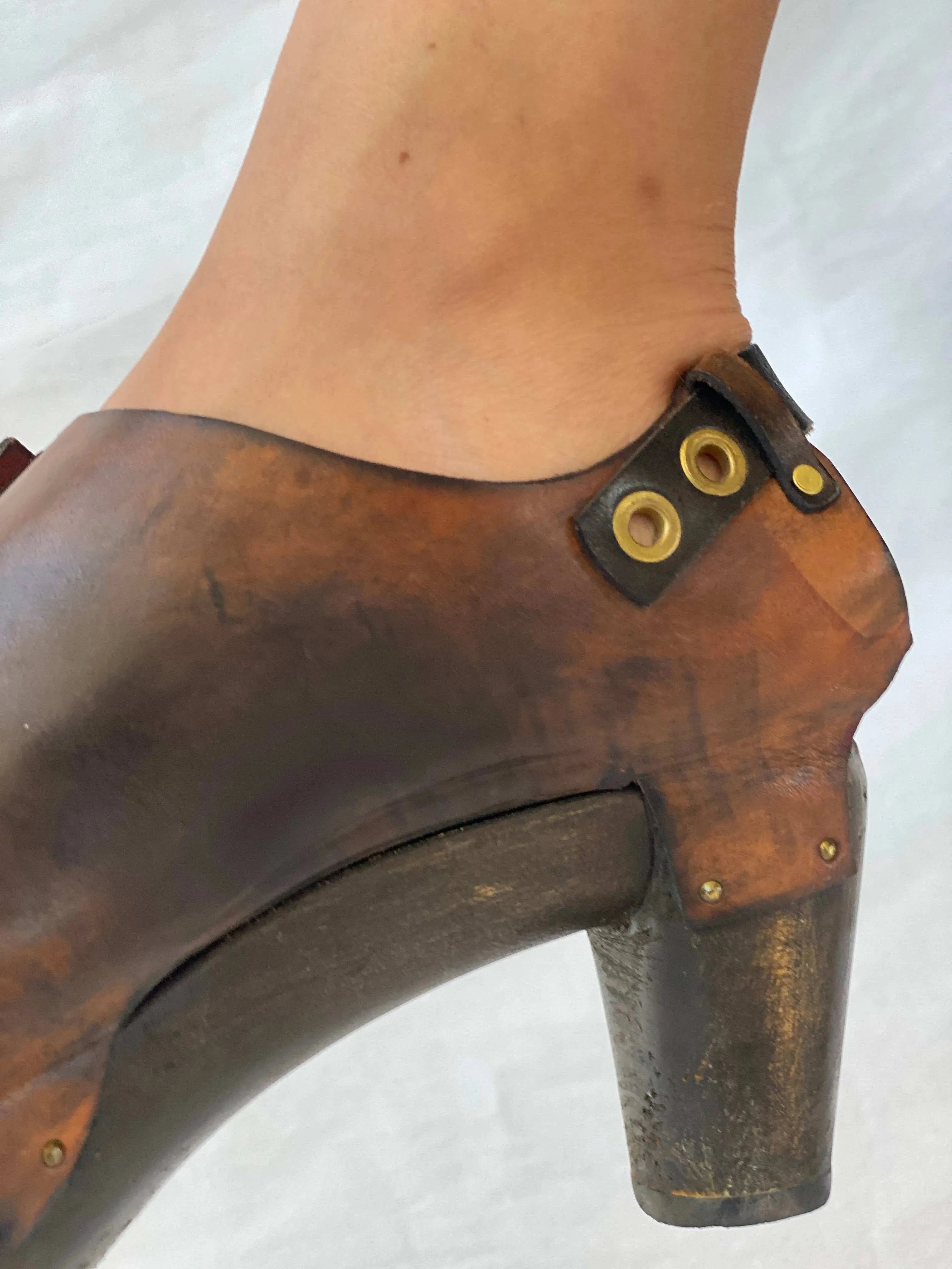 Statement Vintage Muňoz Vrandecic Mapuche Wood Platform Brown Leather Clogs - Balagan Vintage Sandals 00s, 90s, Boots, cowboy boots, Deals