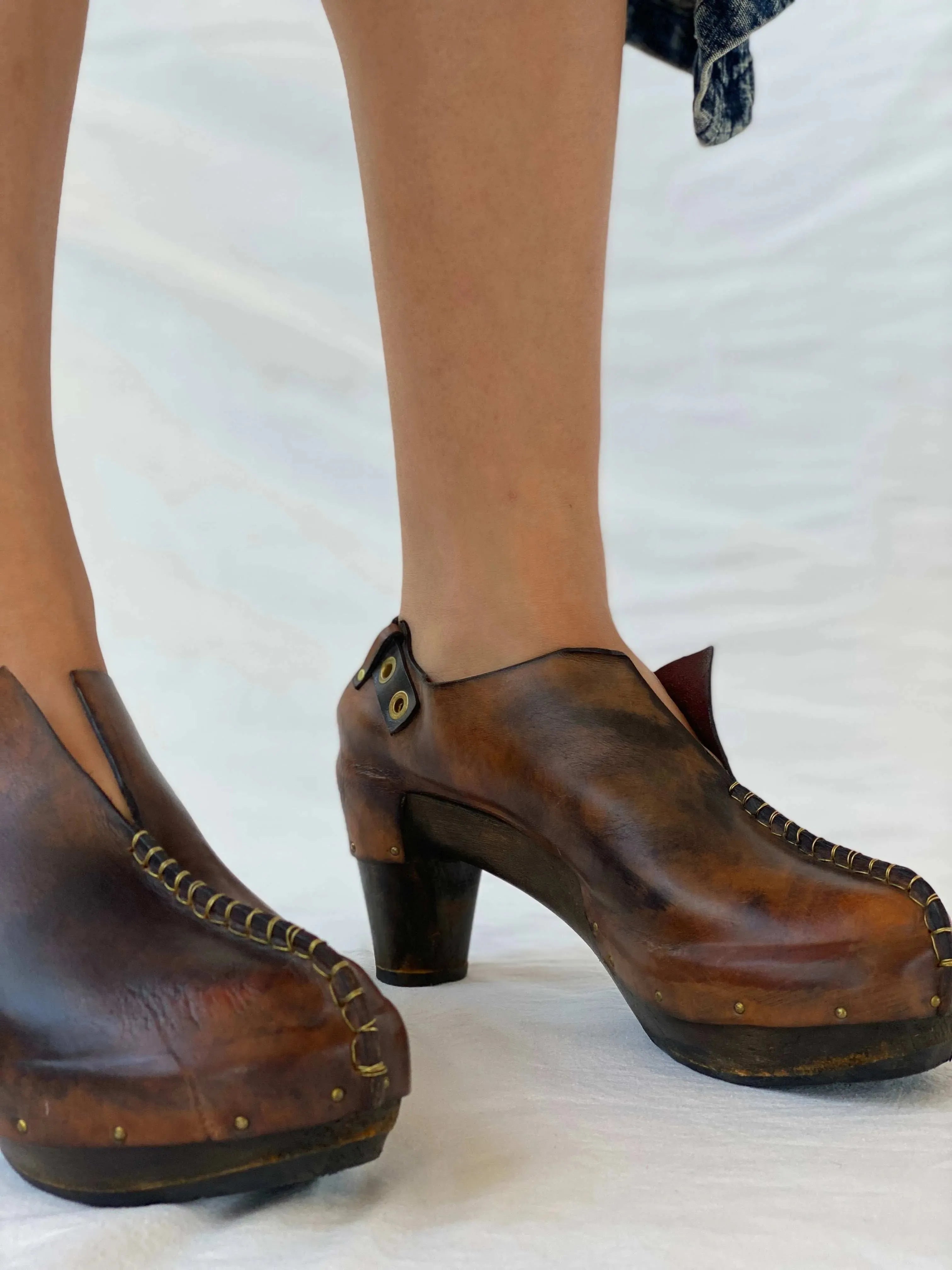 Statement Vintage Muňoz Vrandecic Mapuche Wood Platform Brown Leather Clogs - Balagan Vintage Sandals 00s, 90s, Boots, cowboy boots, Deals