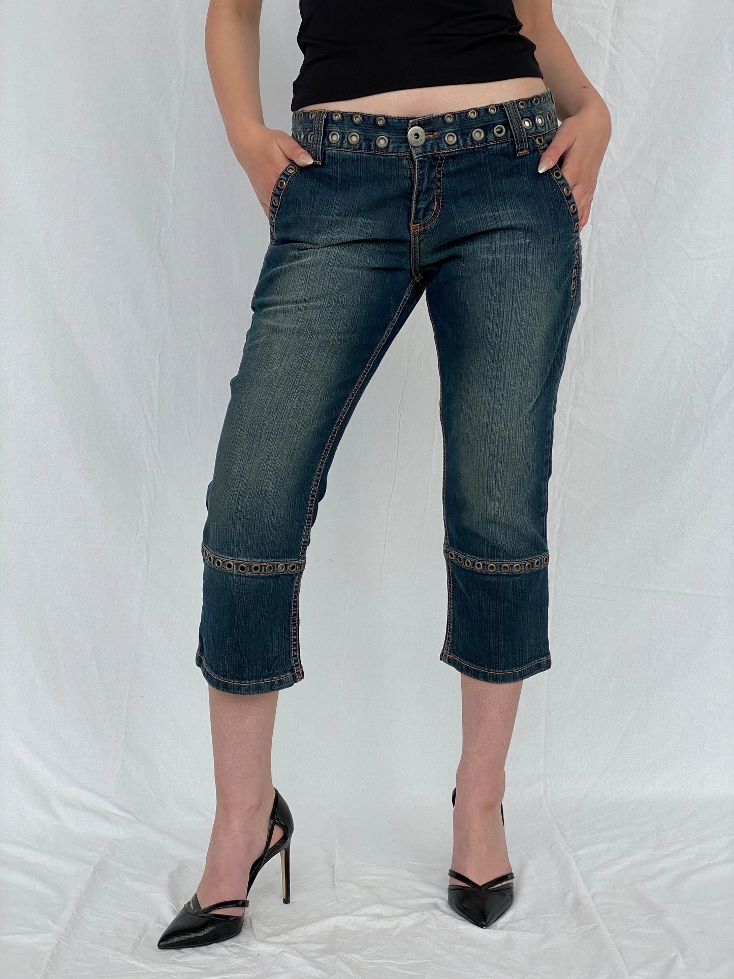 Toy G. Pinko Capri Perforated studded Jeans - 40 EUR - Balagan Vintage Jeans 00s, 90s, Ayah, Capris, denim, jeans
