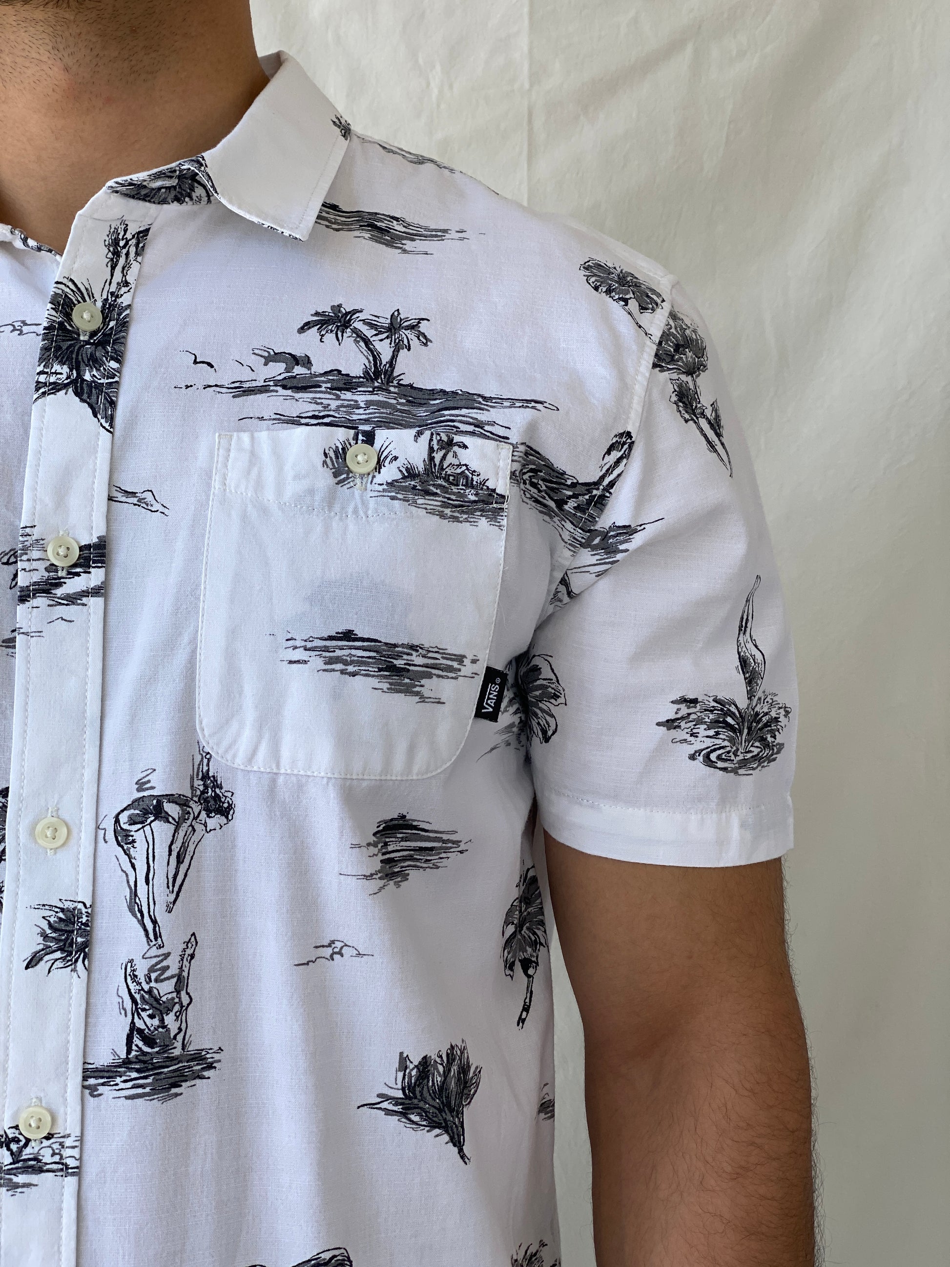 Vans Dive Bomber White Black Hawaiian Button Down Short Sleeve Men’s Classic Fit Shirt - L - Balagan Vintage Half Sleeve Shirt 90s, half sleeve shirt, Hawaiian shirt, mens shirt, NEW IN, printed shirt, Ramez, silk
