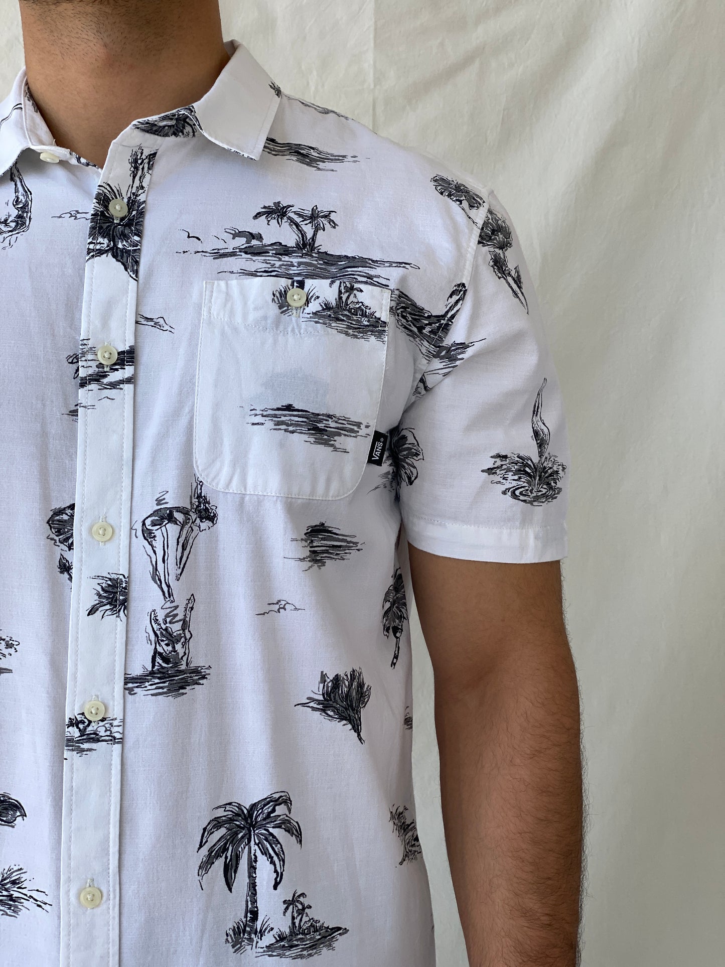 Vans Dive Bomber White Black Hawaiian Button Down Short Sleeve Men’s Classic Fit Shirt - L - Balagan Vintage Half Sleeve Shirt 90s, half sleeve shirt, Hawaiian shirt, mens shirt, NEW IN, printed shirt, Ramez, silk