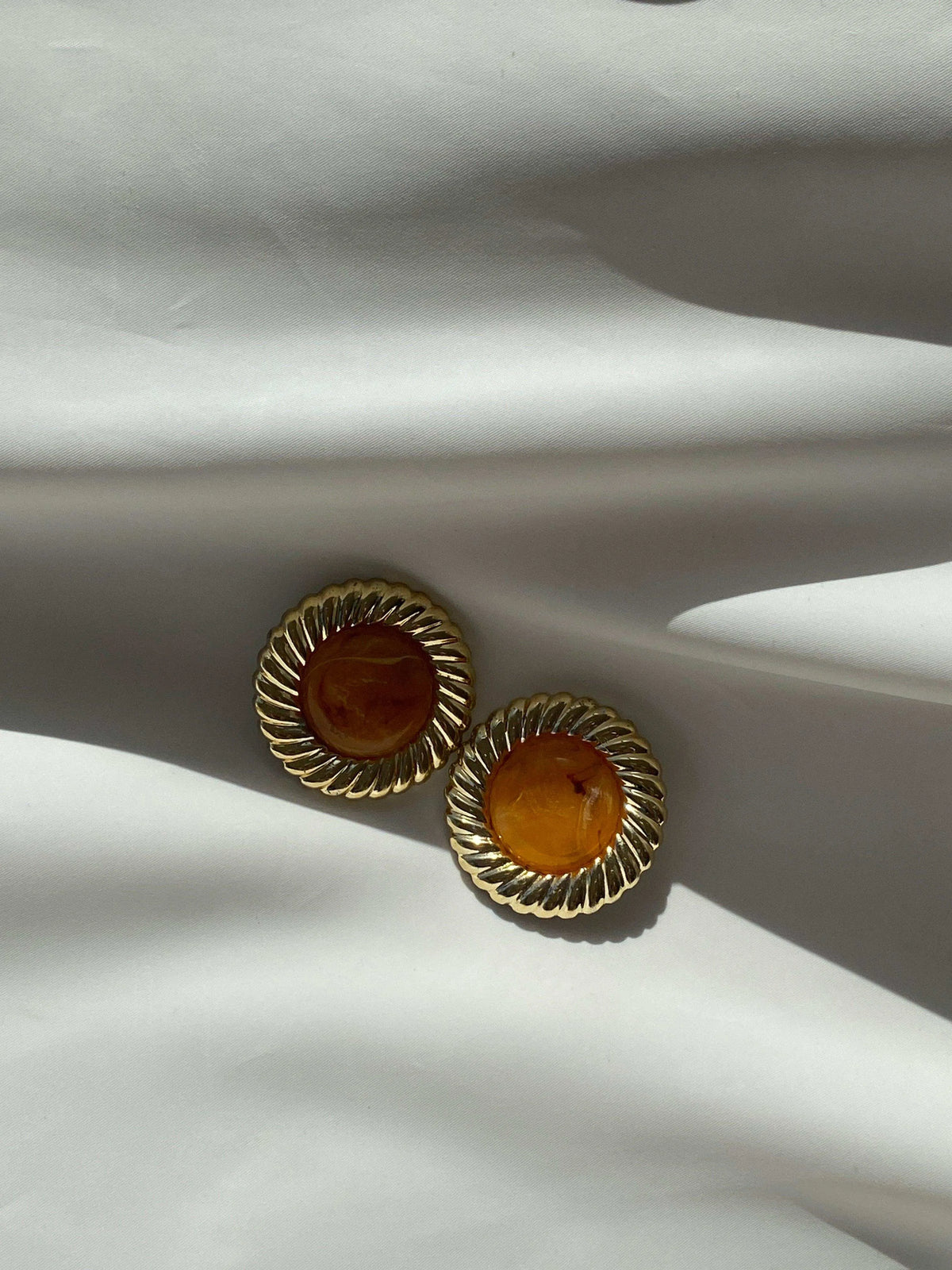 Boucles D'oreilles Clips Vintage Rondes Dorées Et Orange - Marque Agata - Occasion