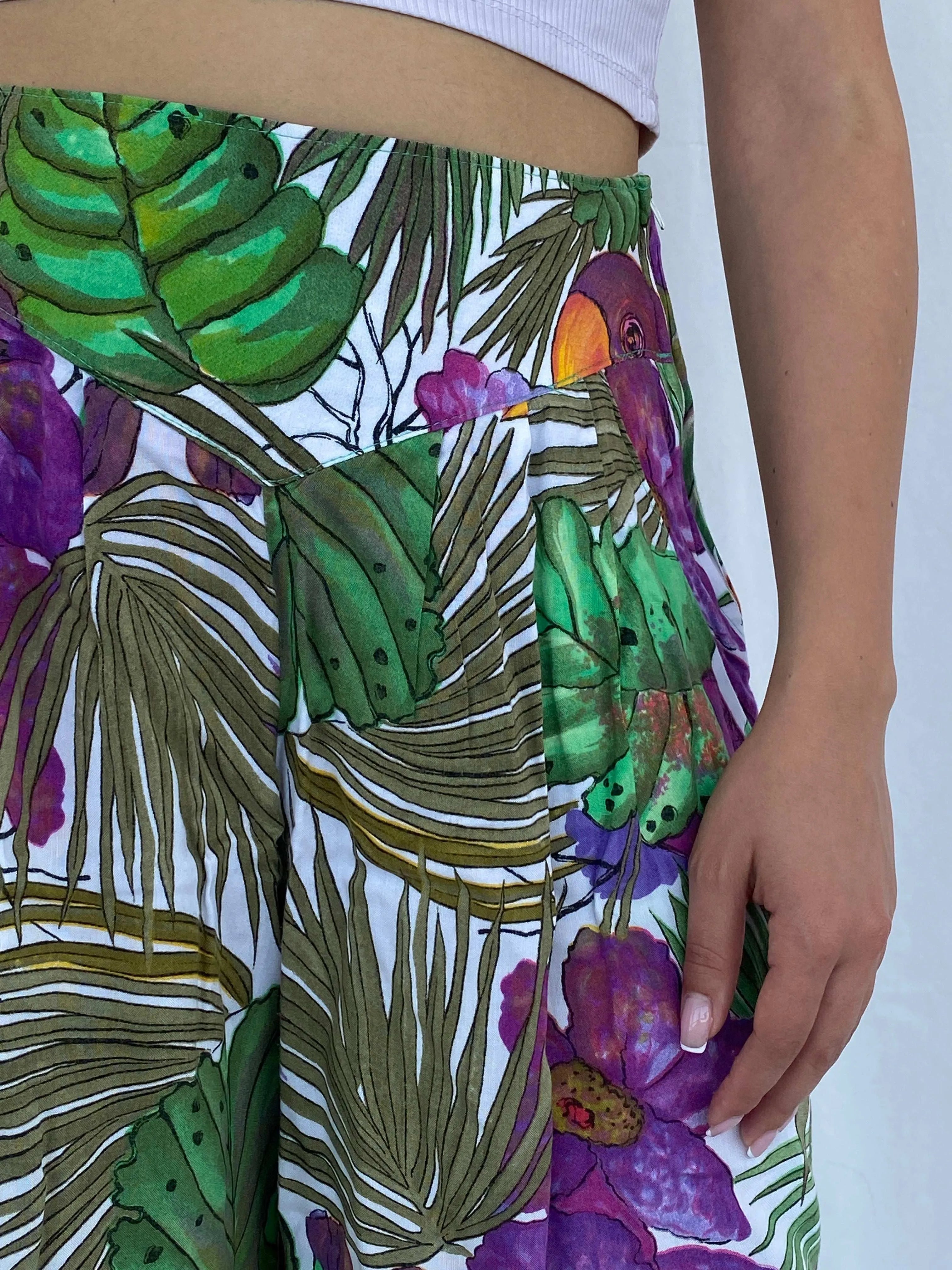 Vintage Leaf Print Summery Shorts Size L/XL - Balagan Vintage Shorts 00s, 90s, Aseel, floral, floral print, shorts, summer