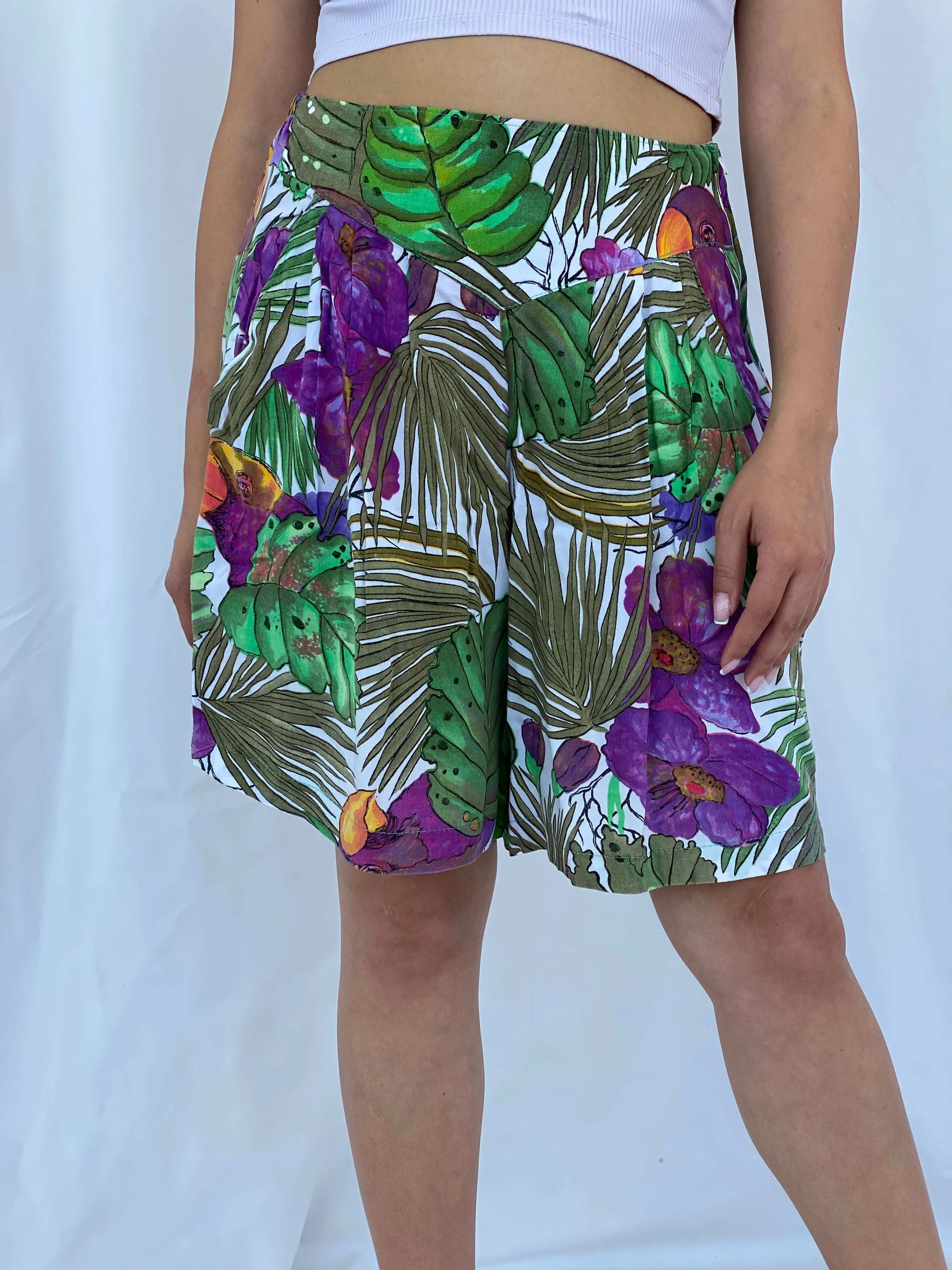 Vintage Leaf Print Summery Shorts Size L/XL - Balagan Vintage Shorts 00s, 90s, Aseel, floral, floral print, shorts, summer