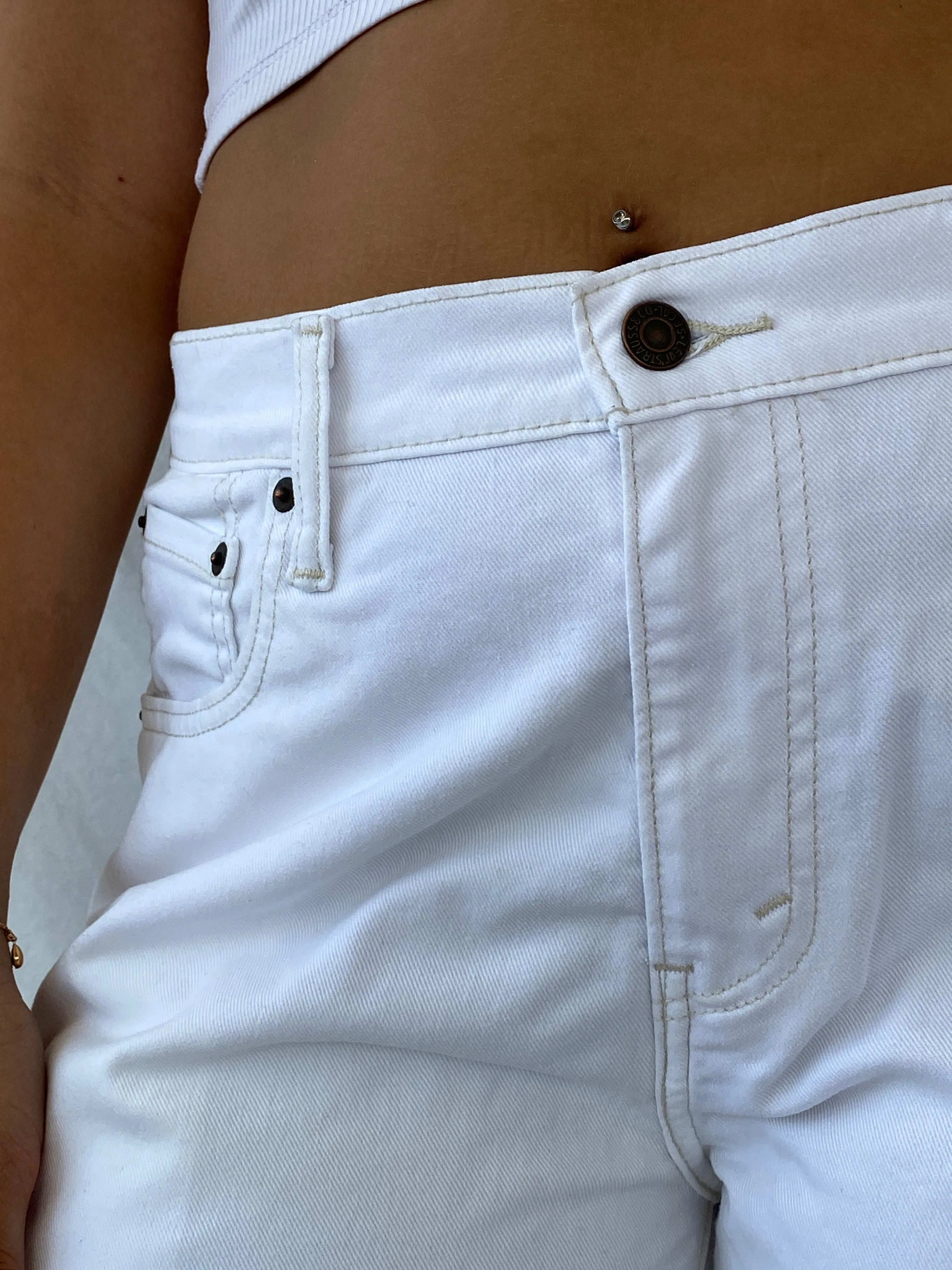 Vintage Levi’s 569 White Bermuda Jorts - W30 - Balagan Vintage Shorts 00s, 90s, denim, Dina, levis, levis jeans, shorts