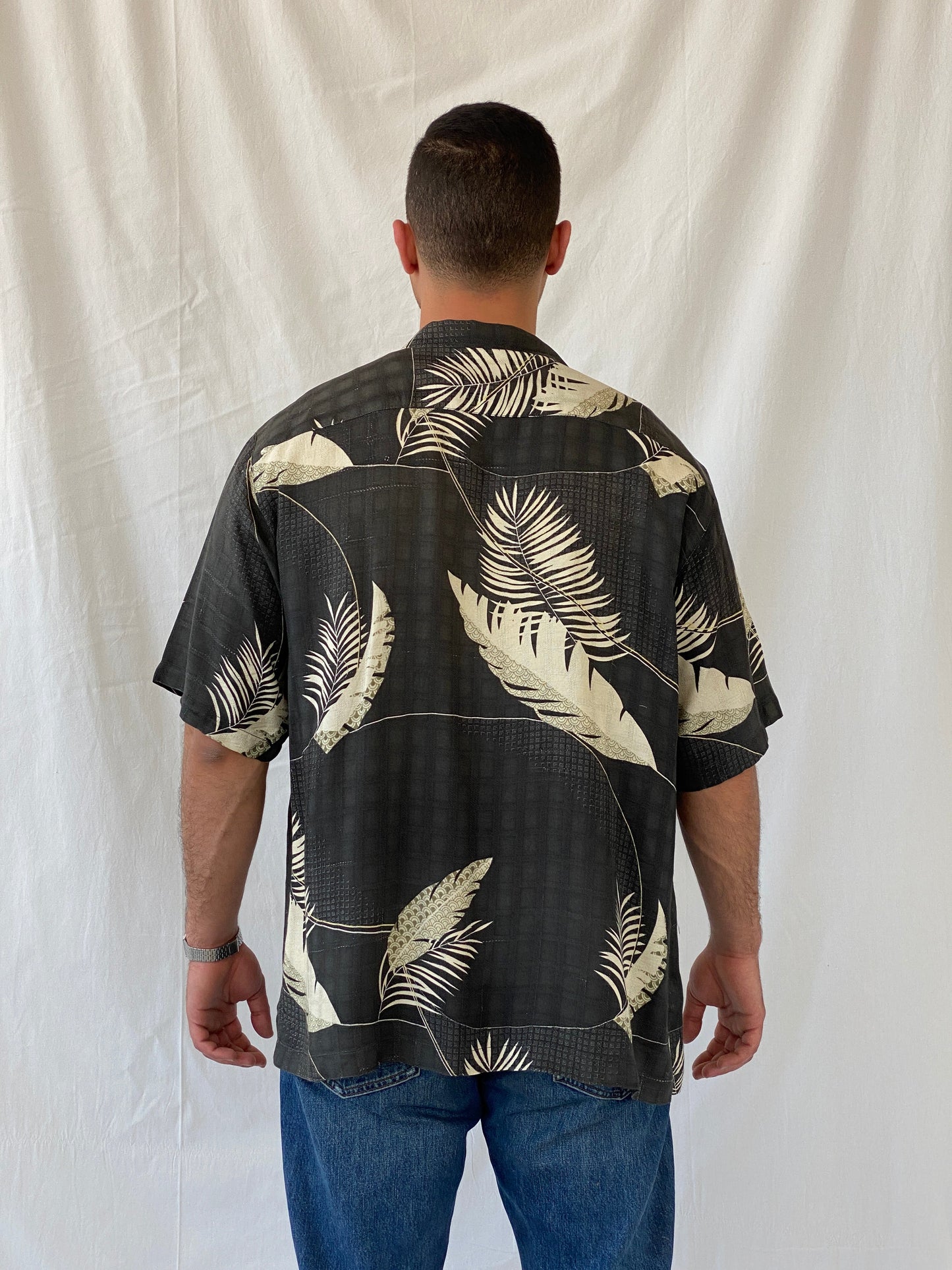 Vintage Tommy Bahama Hawaiian Print Silk Men’s Short Sleeve Black Shirt - L - Balagan Vintage Half Sleeve Shirt 90s, half sleeve shirt, Hawaiian shirt, mens shirt, printed shirt, Ramez, silk, silk shirt