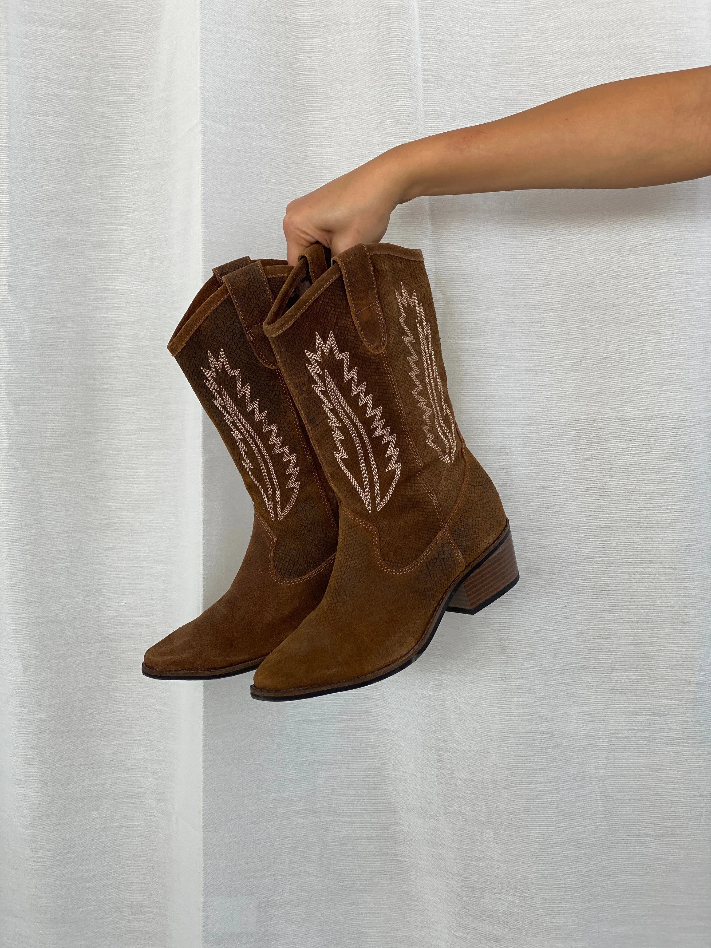 White Mountain Caraway Cowgirl Brown Genuine Leather Boots - 38EUR - Balagan Vintage Cowboy boots 00s, 90s, Boots, brown leather, cowboy, cowboy boots, shoes